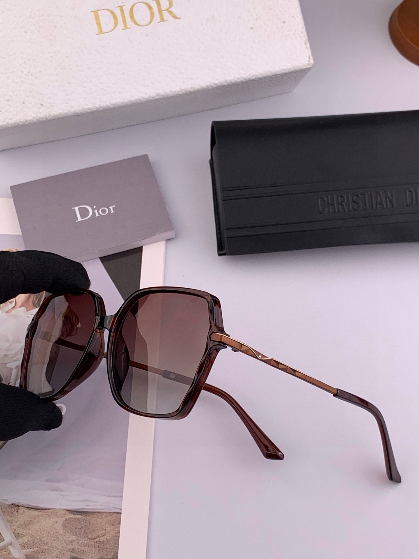 DIOR女士太阳镜🎒2025新款 最潮时尚太阳镜👓👕出行必备👒👠潮人必备[呲牙][呲牙] 高档金属镶钻搭