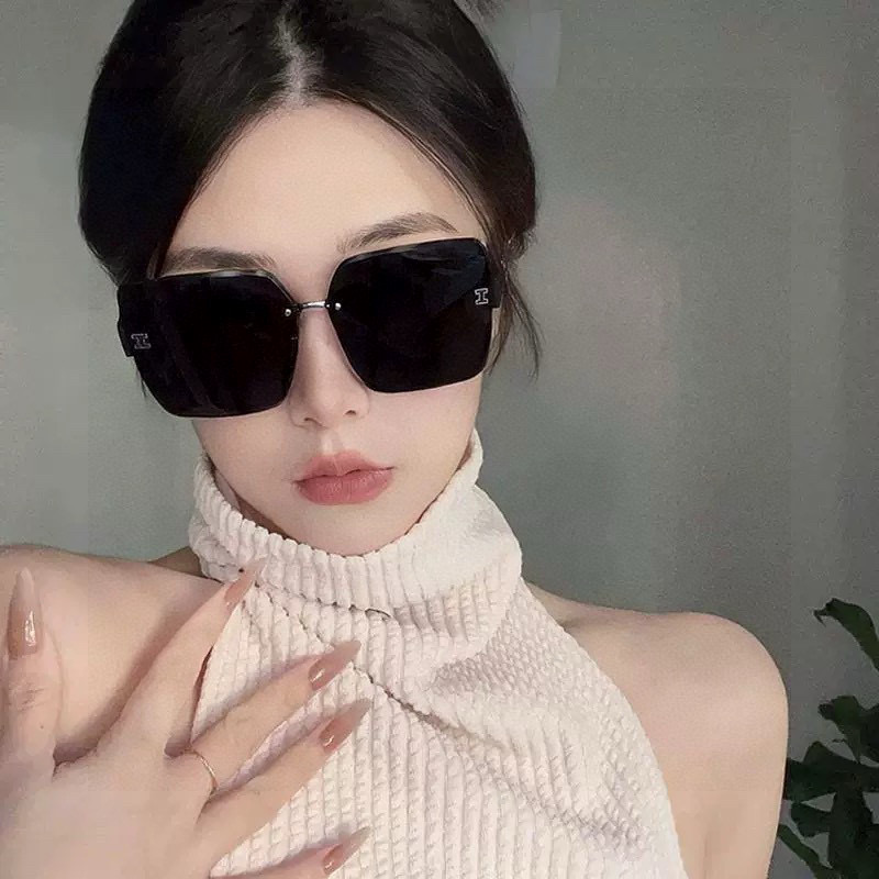 爱马仕 经典的方框设计，不挑脸型，无论搭配大衣还是连衣裙都非常显气质镜片预防紫外线 型号：H2101