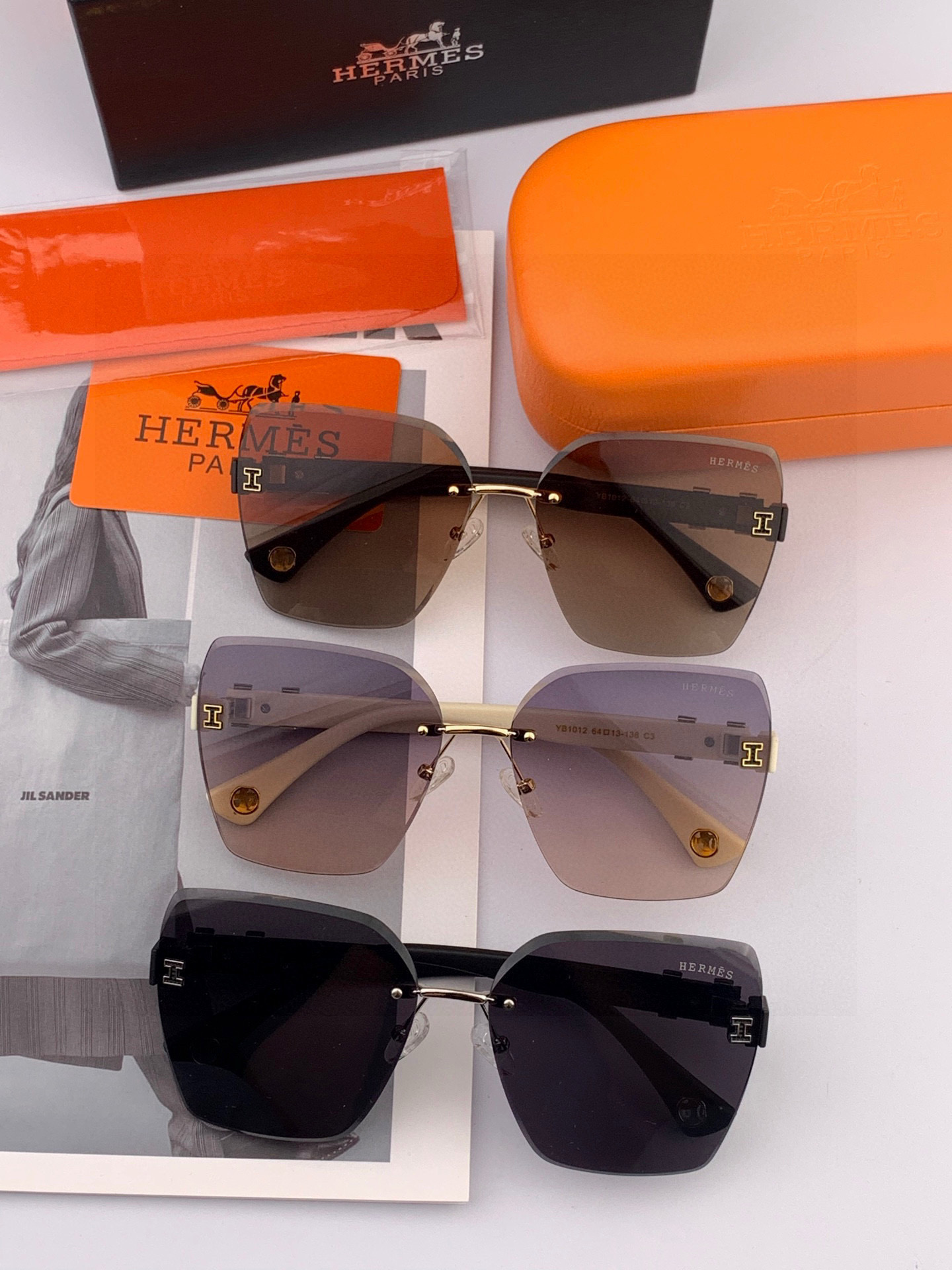 爱马仕 经典的方框设计，不挑脸型，无论搭配大衣还是连衣裙都非常显气质镜片预防紫外线 型号：H2101