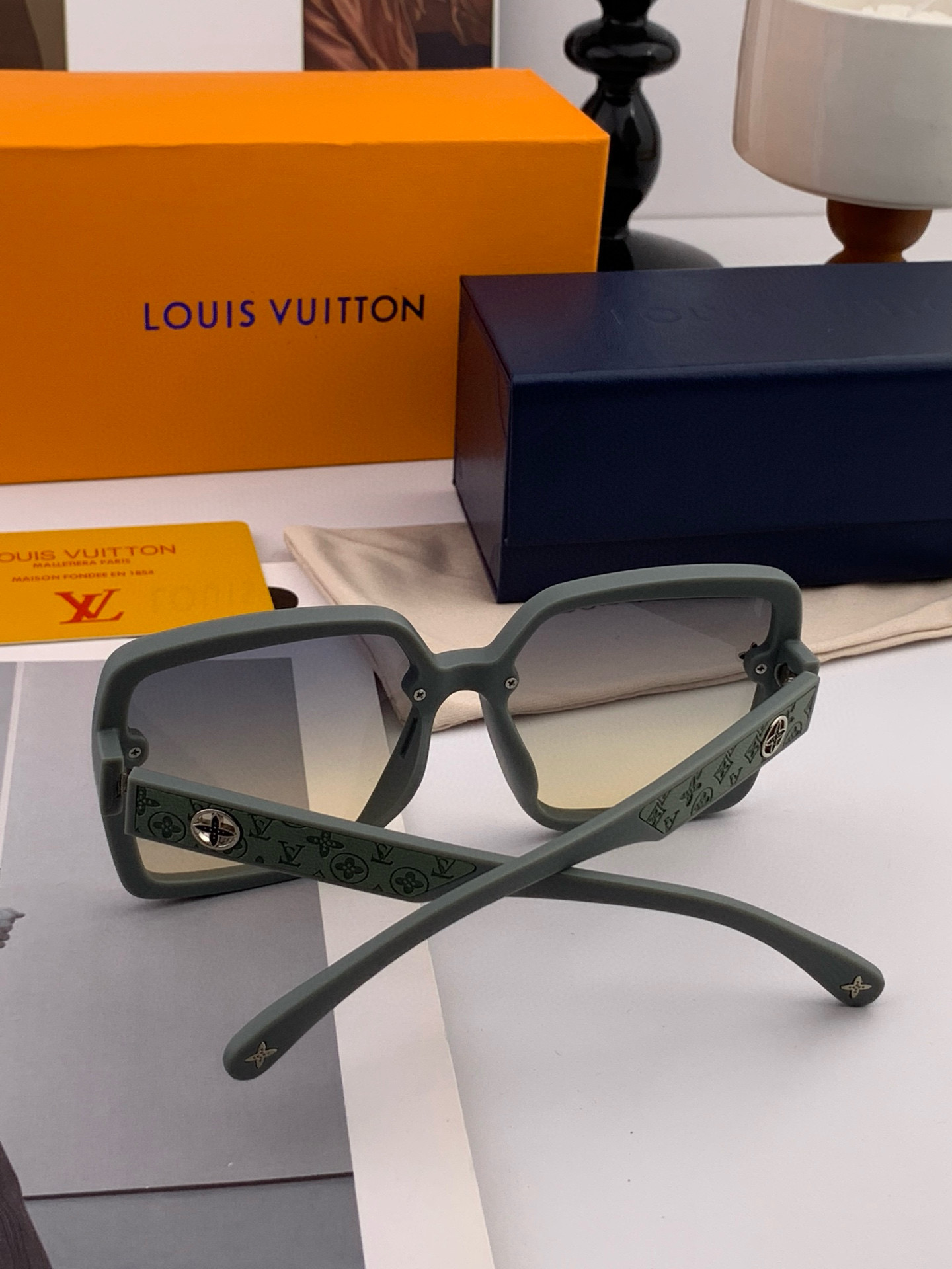 【TR偏光系列】lv大框太阳镜墨镜经典的方框设计，不挑脸型，无论搭配大衣还是连衣裙都非常显气质偏光镜片预