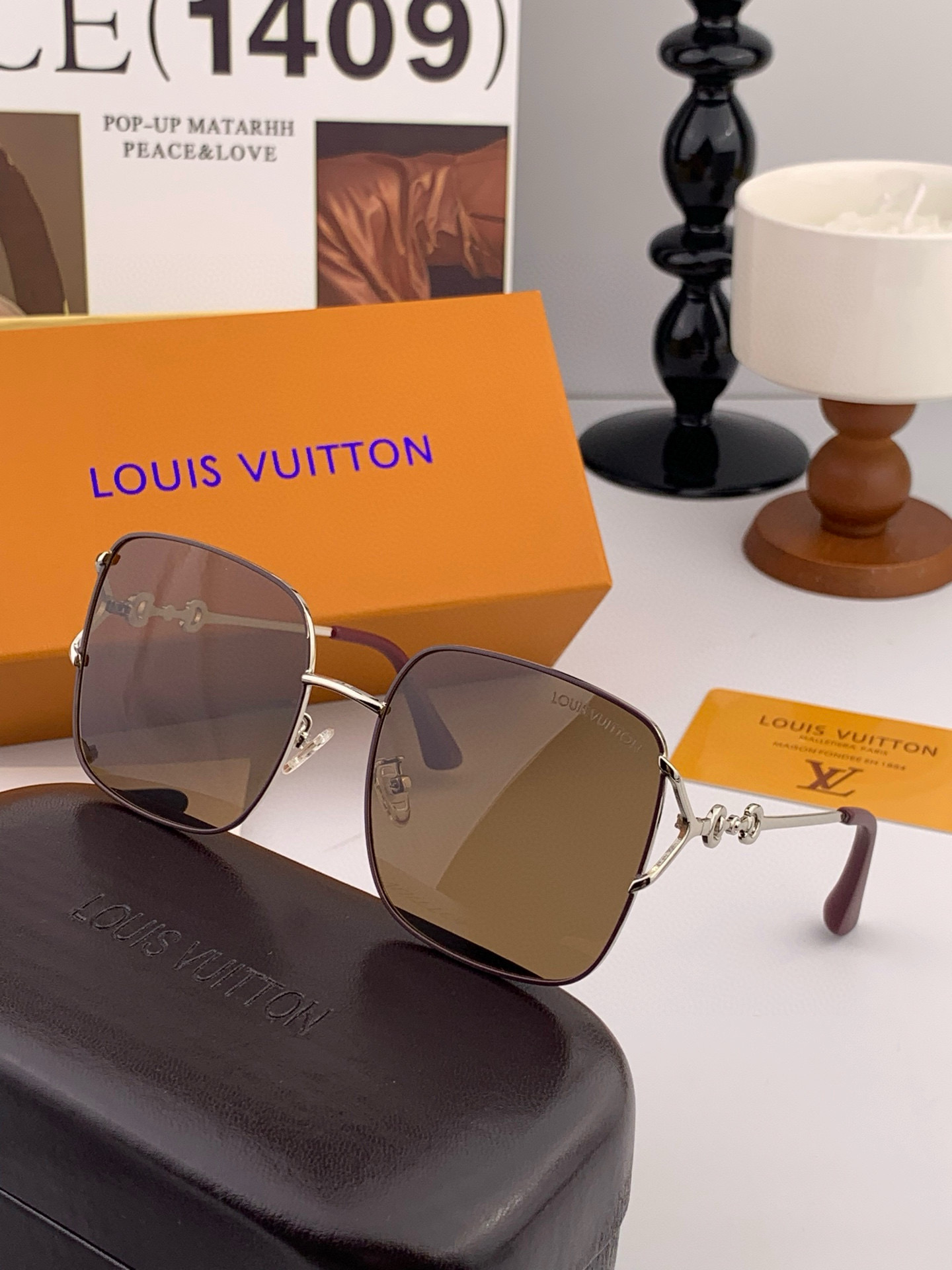 LV开春新款 最新款方框太阳镜 各路网红纷纷带起气场满分‼️ 俏皮甜美.上脸效果更佳.金属质感超好 型号