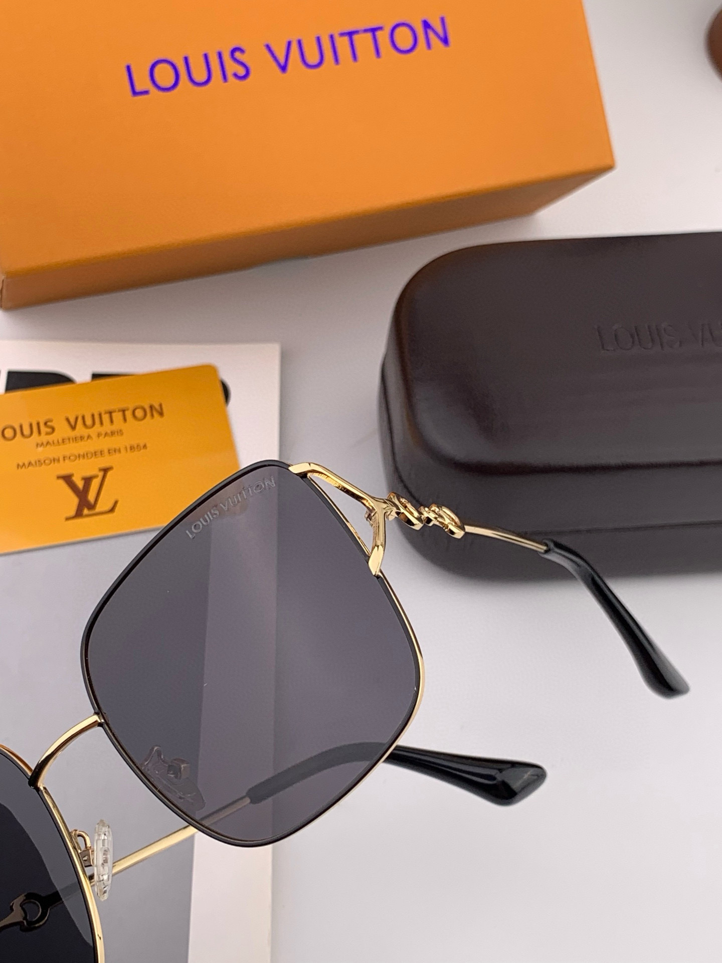 LV开春新款 最新款方框太阳镜 各路网红纷纷带起气场满分‼️ 俏皮甜美.上脸效果更佳.金属质感超好 型号