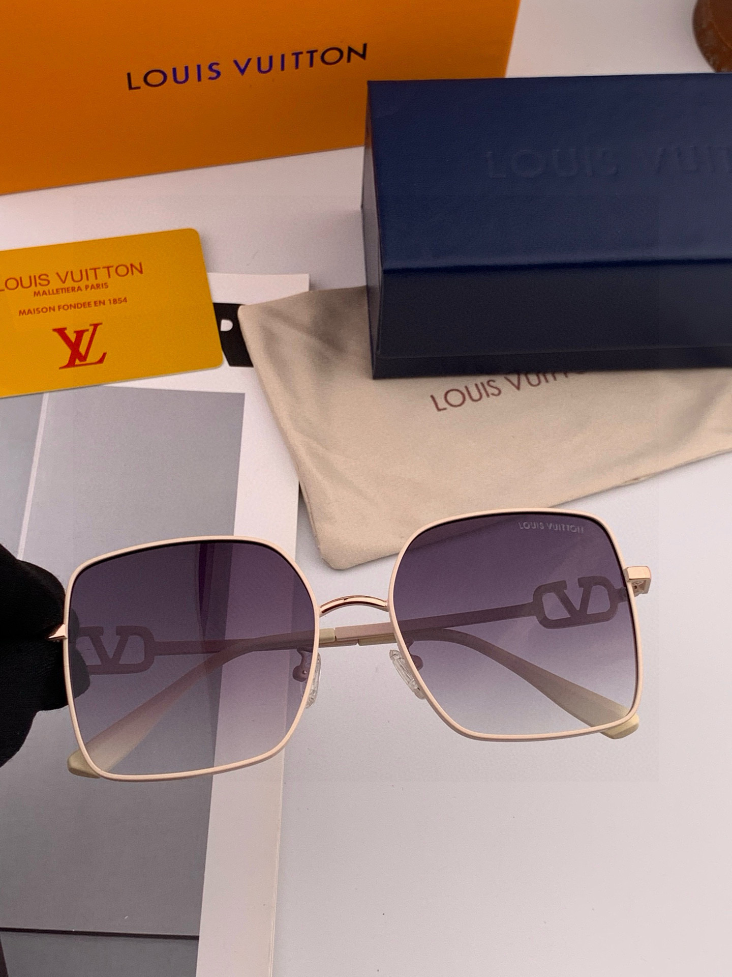 【偏光系列】lv大框太阳镜墨镜经典的方框设计，不挑脸型，无论搭配大衣还是连衣裙都非常显气质偏光镜片预防紫