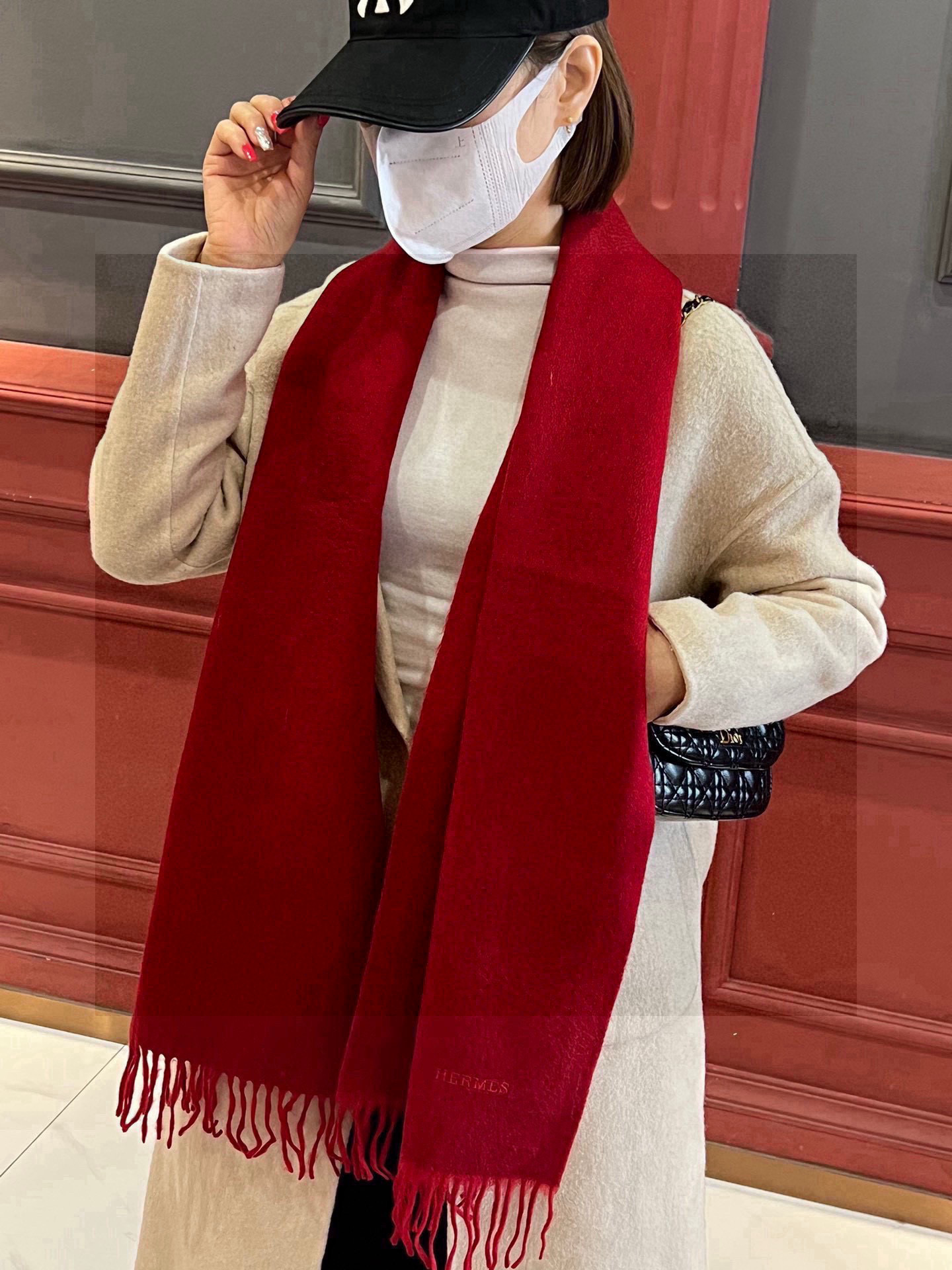 NO:580938,HERMFS [Hermès] Paris Fashion Show double-sided cashmere scarf!  Made of Mongolian Plateau fine cashmere!  It feels full of fine fluff!  This price is absolutely 100% affordable!  Exquisite embroidery craftsmanship!  Great for giving as a gift or keeping for yourself!  Absolutely good stuff!  Each item is shipped after multiple inspections!  No one-off products!  If you are not satisfied with the feel, please return the package!  It's a pity to miss such a good thing. Size 180*35 high version scarf, high version scarf, hermes, hermes19860909HERMFS【爱马仕】巴黎时装展双面羊绒围巾！采用蒙古高原细羊绒！手感满满地都是细腻的绒毛！这个价格绝对百分之百的实惠！精湛绝伦的绣字工艺！送礼自留都不错！绝对好货！每条都经过多次检查出货！无一次品！不满意手感包退换！这样的好东西错过实在可惜 尺寸180*35高版本围巾,高版本围巾,hermes,hermes,scarf