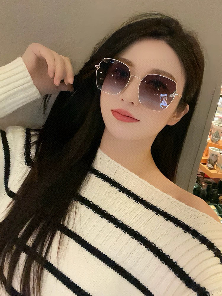 新品CHANEL 香奈儿太阳镜以独特魅力和前卫风格诠释春夏最新眼镜，质感超好佩带舒适 型号：CH9581