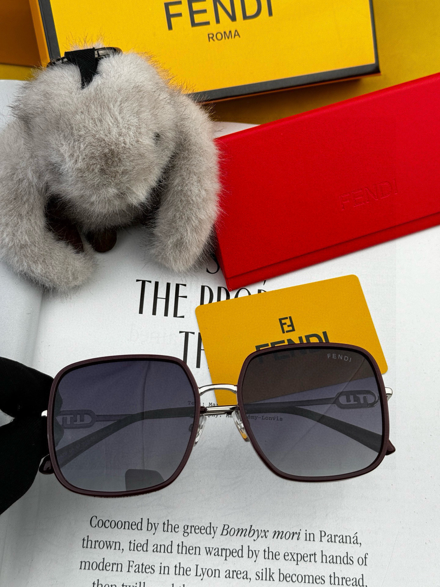 🔺 【芬迪】2025开春新款 潮流爆款 时尚方框偏光太阳镜 高品质 佩戴舒适 网红潮款墨镜 女士高清偏光