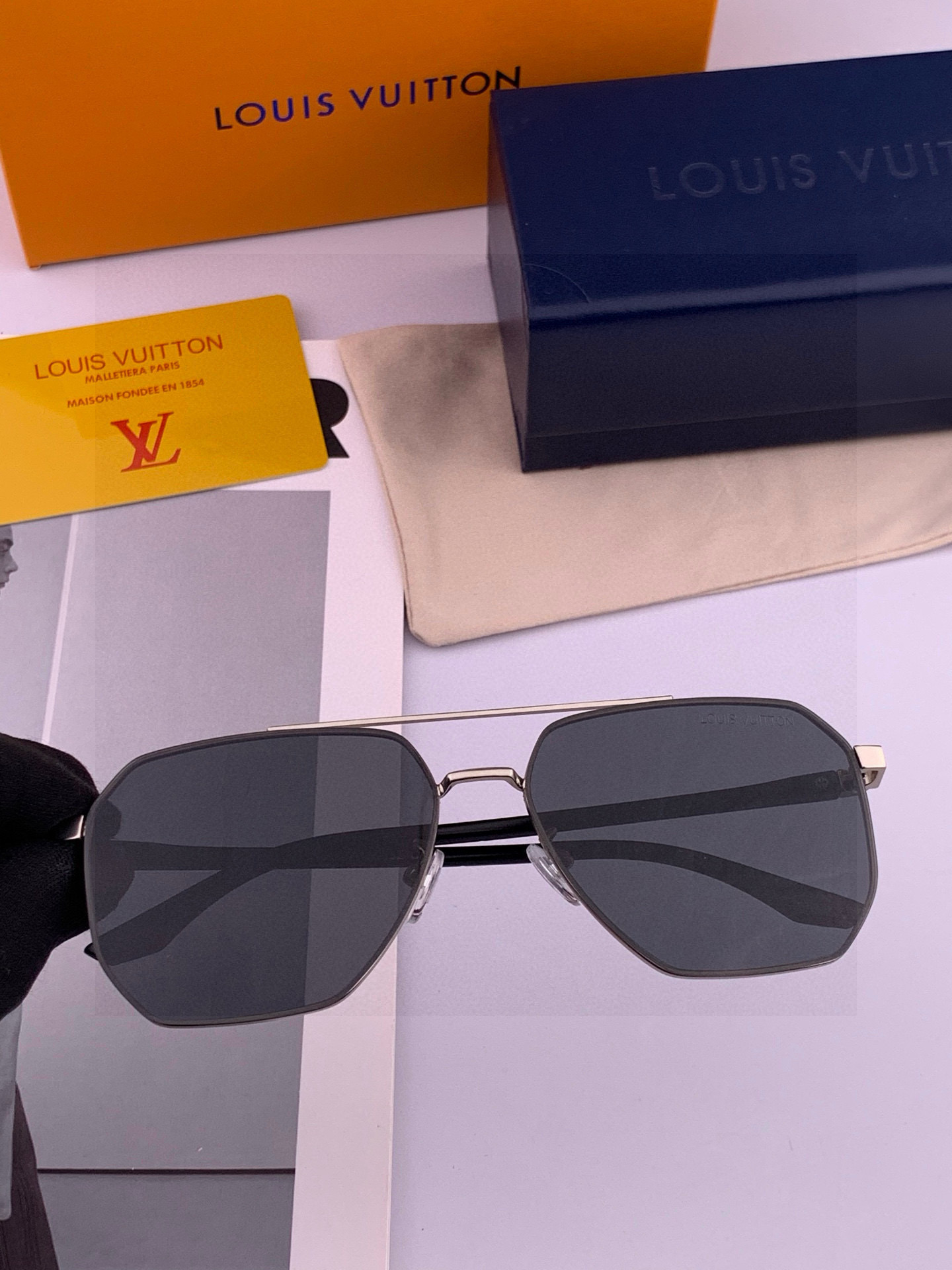 LV 男款炫彩飞行员偏光太阳镜 ❤️材质：高清尼龙加厚卡槽高清偏光镜片 🌹无边框镜架💕颜👍型号：L889