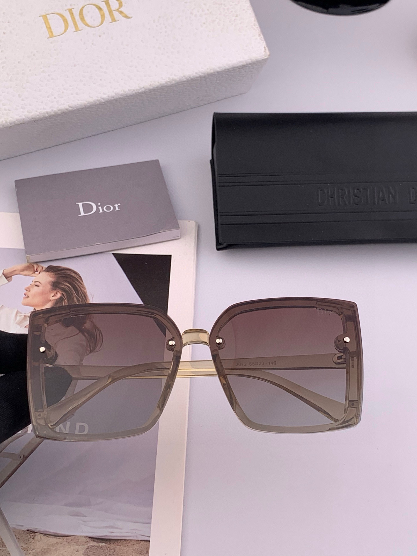 DIOR 开春新款 潮流爆款 时尚方框太阳镜 高品质 佩戴舒适 网红潮款墨镜 型号CD2985