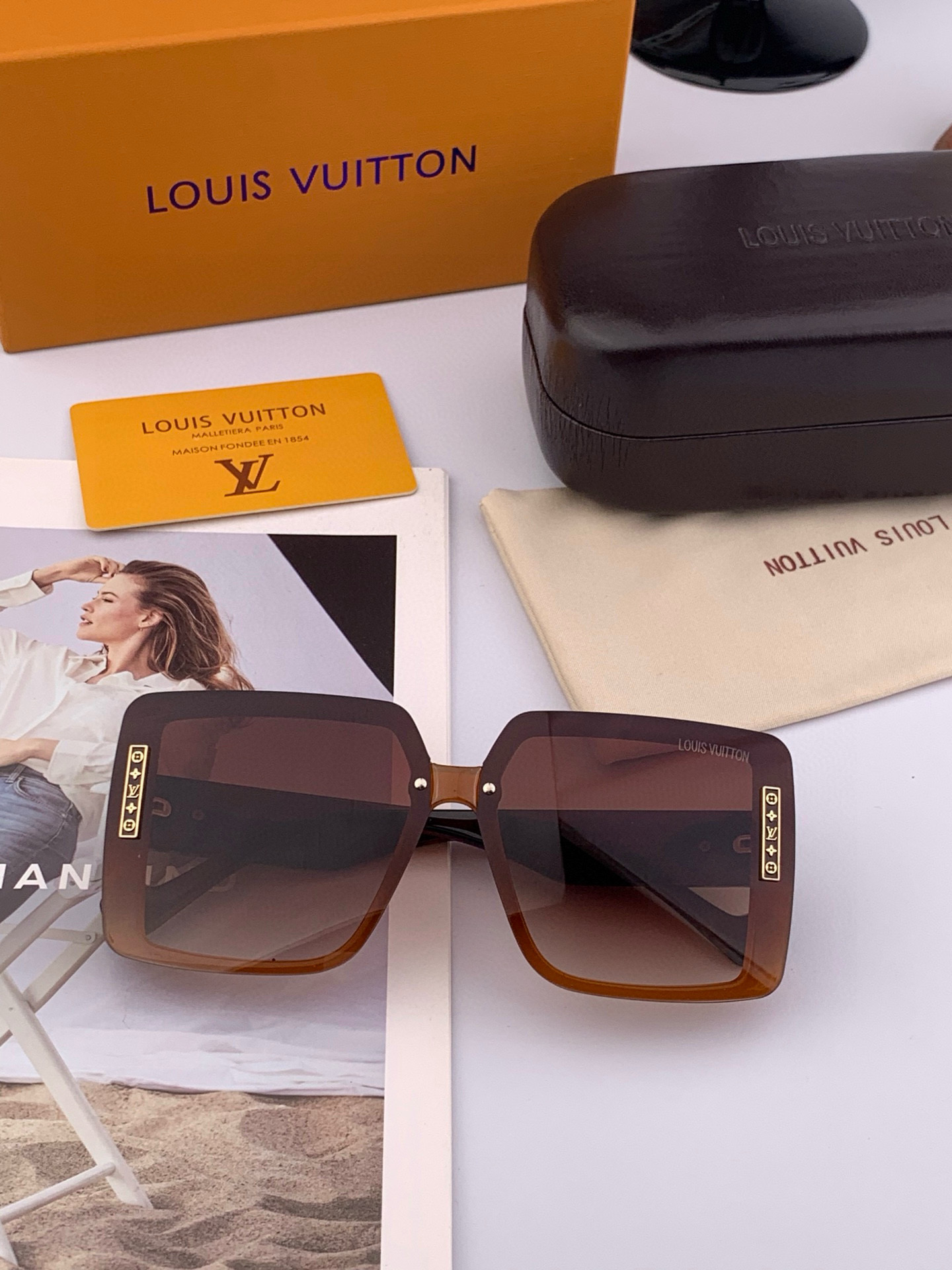 lv大框太阳镜墨镜经典的方框设计，不挑脸型，无论搭配大衣还是连衣裙都非常显气质预防紫外线 型号：型号：L