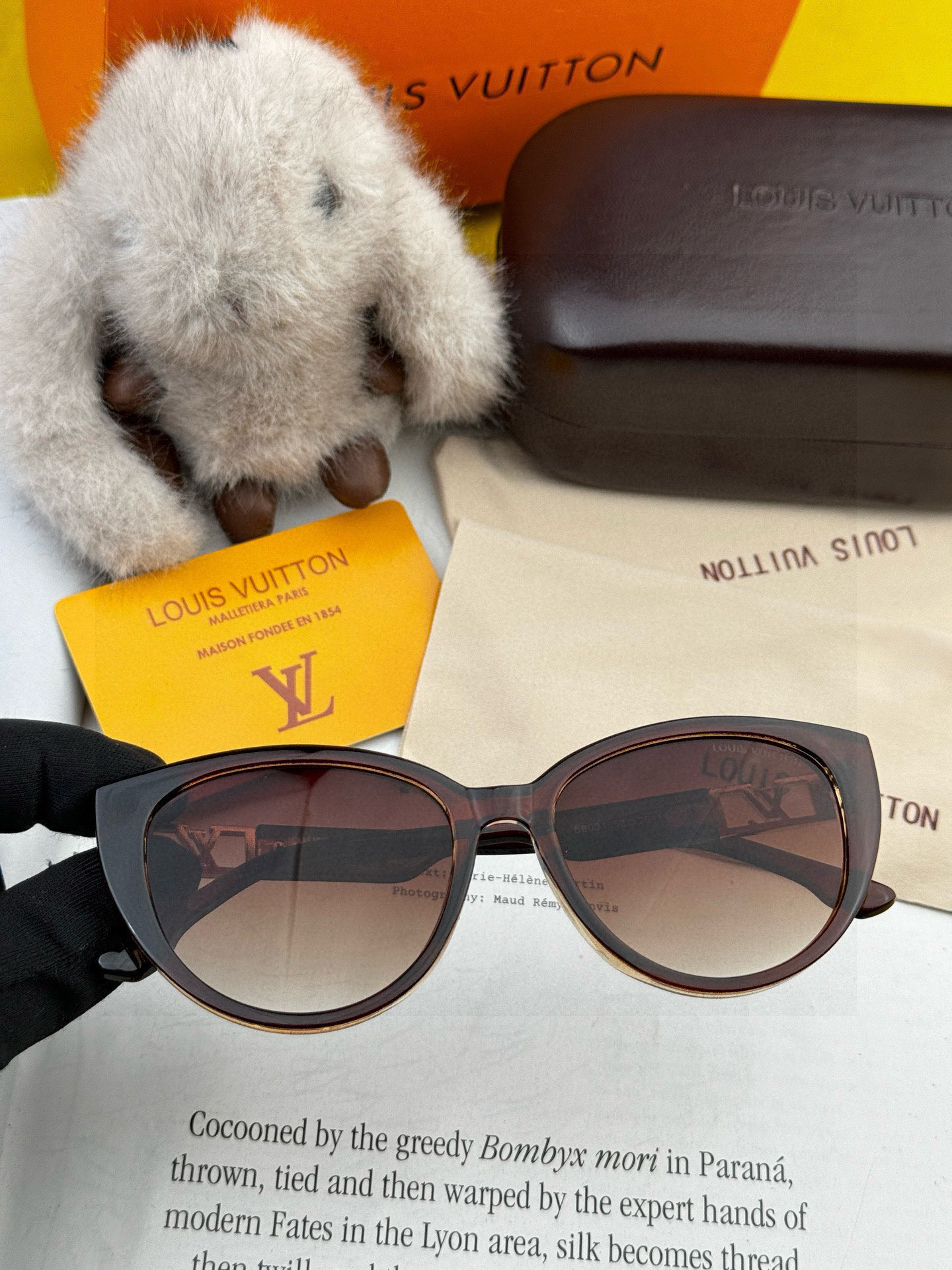 LV 2025新款女士方框太阳眼镜 开车墨镜 新款太阳镜 时尚大方 舒适轻盈 精致奢华 超轻 型号：L1