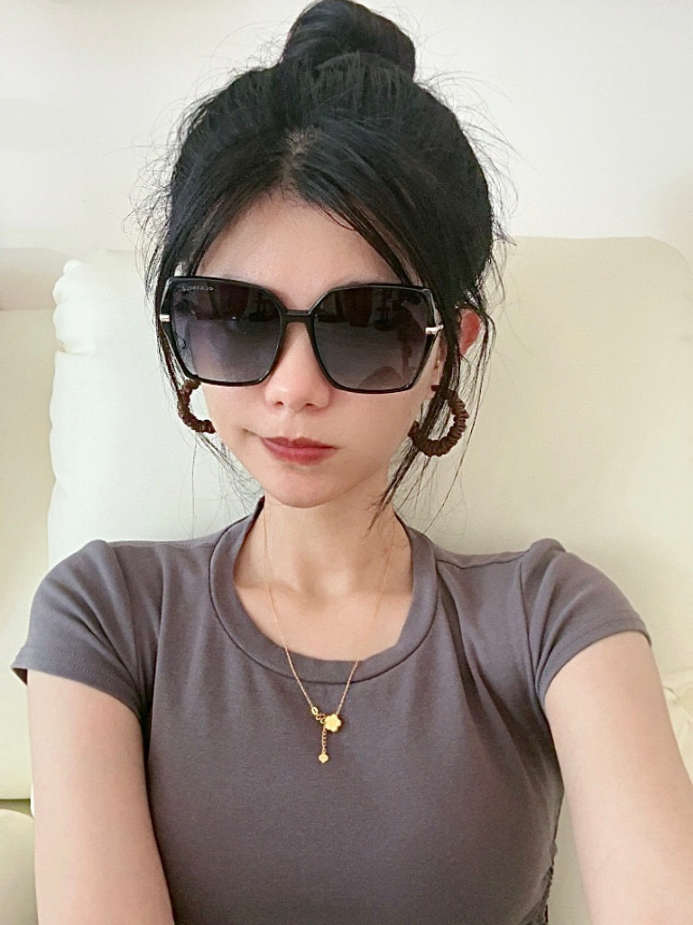 香奈儿 太阳镜🌞 2025开春新品超轻墨镜🆕众多博主网红都有配戴的 很有设计感 超前时尚💕 镜腿立体感十