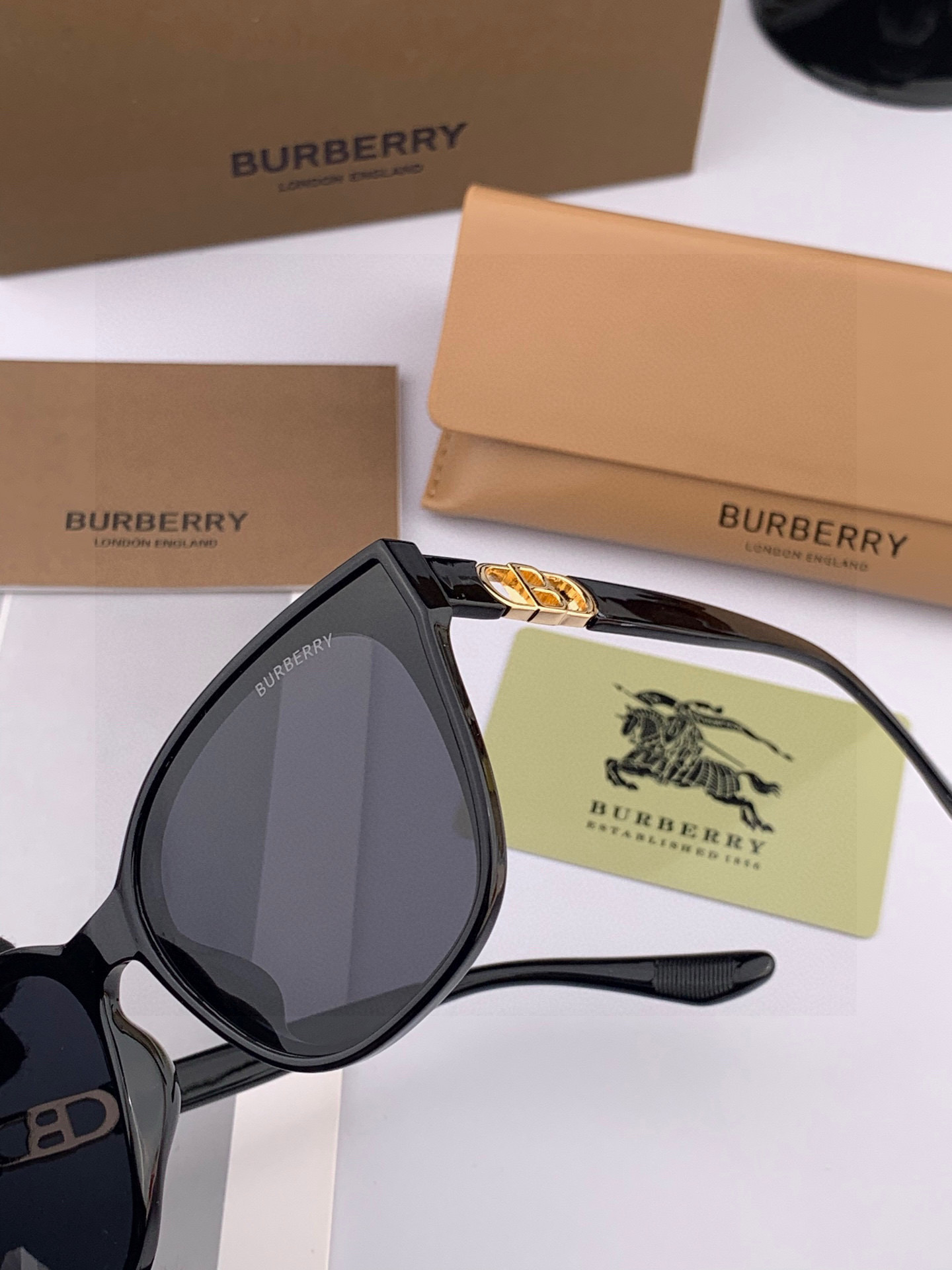 【偏光系列太阳镜】🎈原版出货 巴宝莉网红超爆款💙经典奢华全球风[强][酷][亲亲] 时尚方框太阳镜[得意