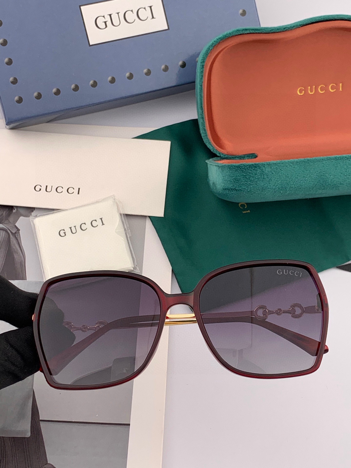 Gucci墨镜2025新款 🔥 方框设计再优雅的同时还能在视觉上修饰脸型，敲显脸小，不挑脸型 复古的马衔