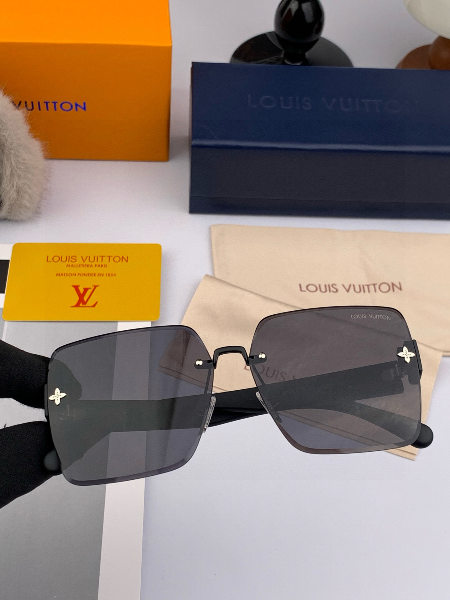 lv大框太阳镜墨镜经典的方框设计，不挑脸型，无论搭配大衣还是连衣裙都非常显气质预防紫外线 型号：L597