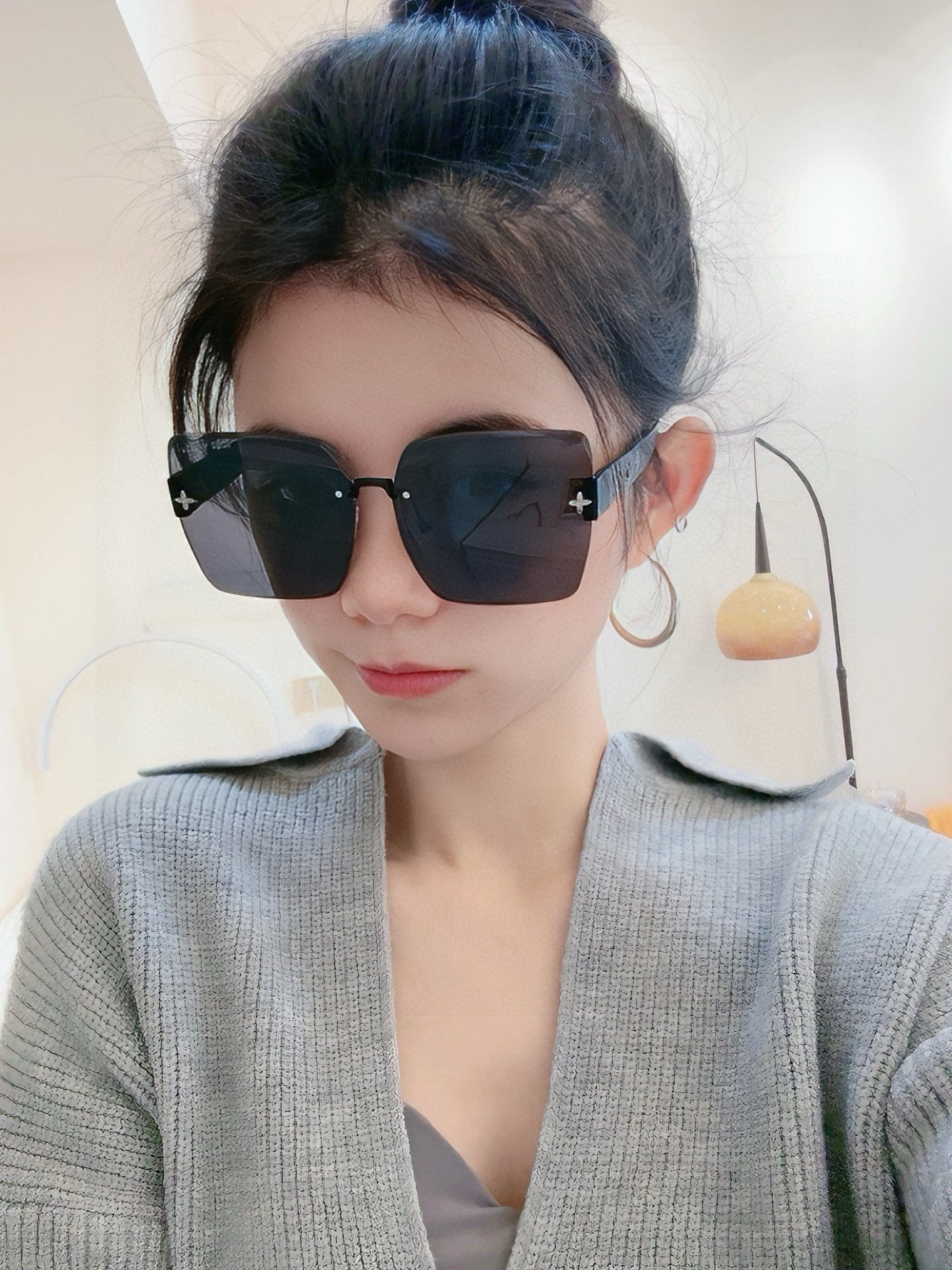 lv大框太阳镜墨镜经典的方框设计，不挑脸型，无论搭配大衣还是连衣裙都非常显气质预防紫外线 型号：L597