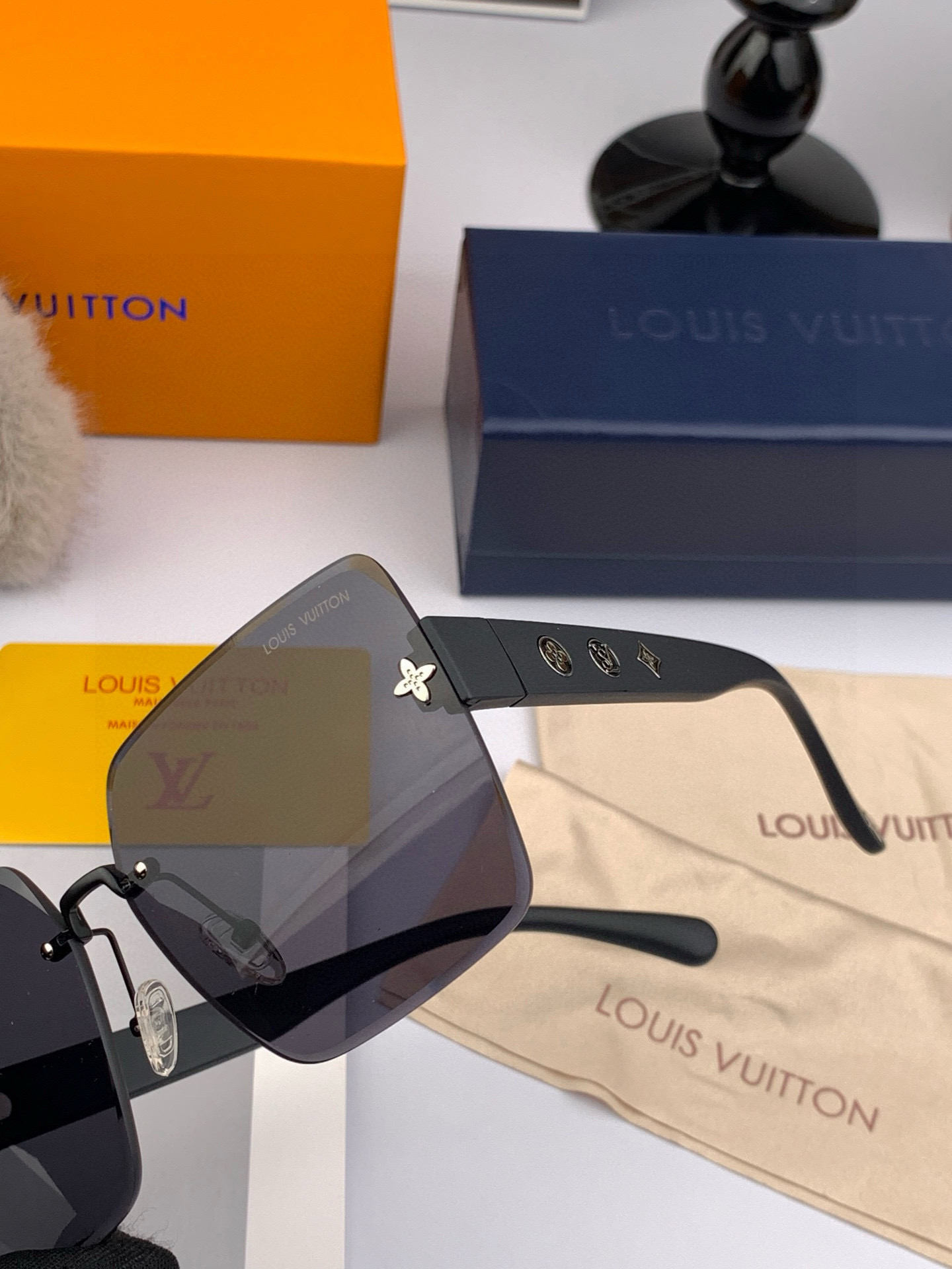 lv大框太阳镜墨镜经典的方框设计，不挑脸型，无论搭配大衣还是连衣裙都非常显气质预防紫外线 型号：L597