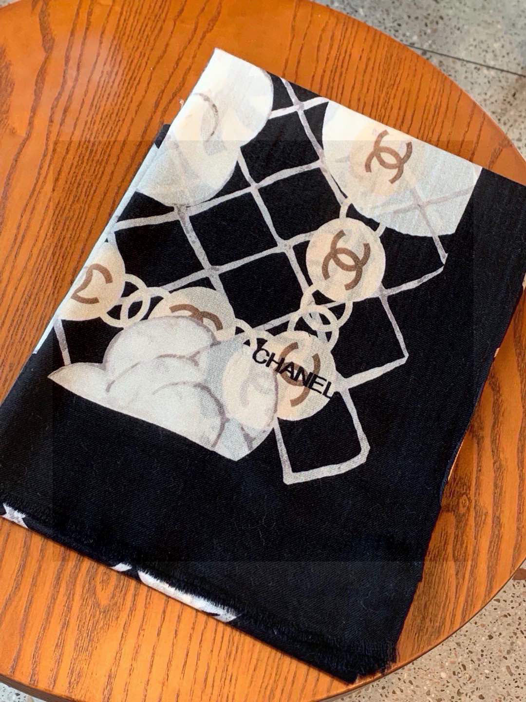 香家最最经典的山茶花系列，经典到每个女人的衣柜都要收纳的一条 满足你的日常所需，舒适的触感，让你舍不得脱