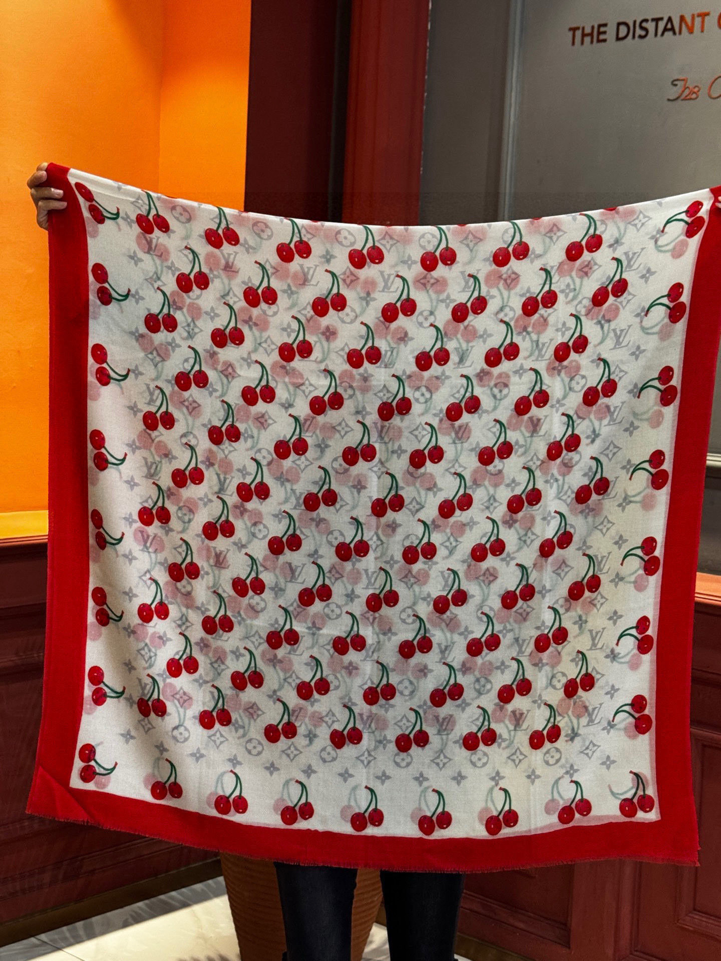 上新💕 。新款樱桃LV羊绒方巾 LV x TM Monogram Cerise 出自路易威登 x 村上隆