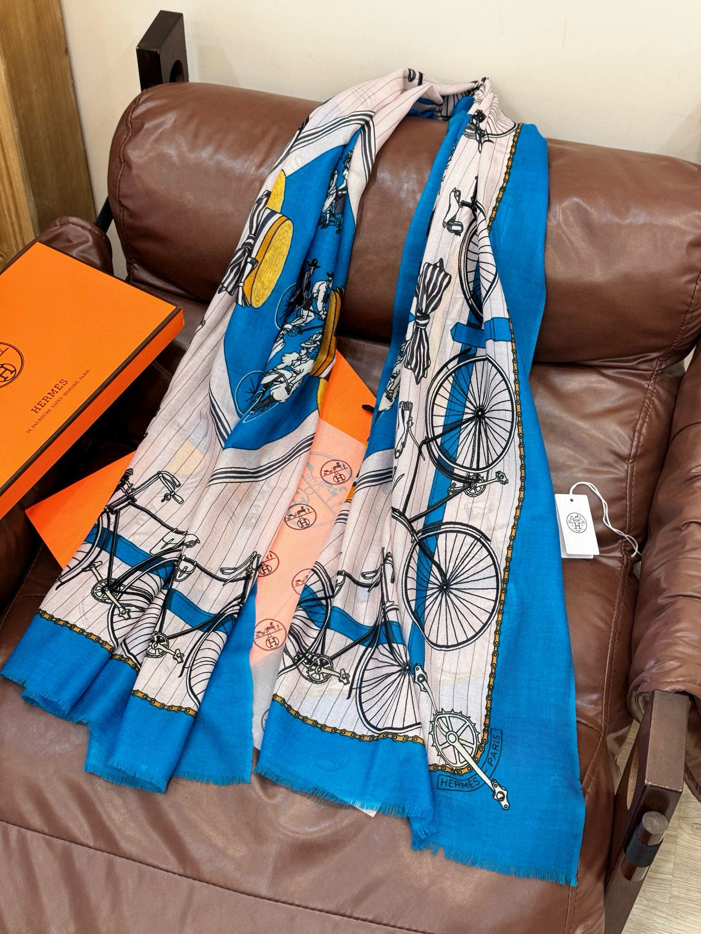 羊绒新款 🆕🆕🌈💫速度‼️下手一定要快‼️H家新款【自行车长巾】，高端 大爱 货极少 现在用极好‼️真心