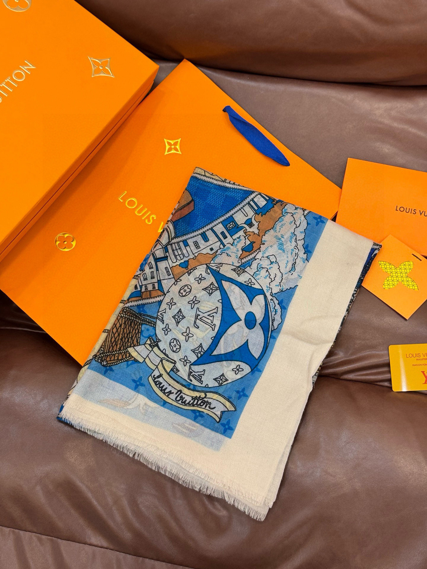 又时髦又百搭！LV新款老花长巾】提升气质和品味的好单品！！四季必备！！真的无敌实用！！Lv难得的羊绒长巾