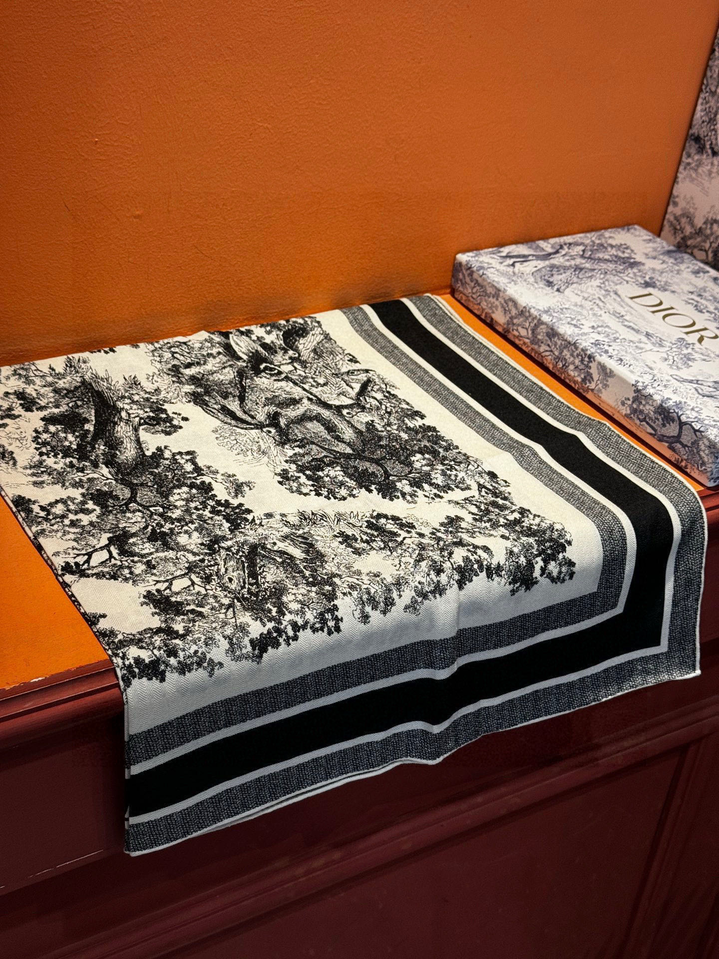 上新❤️ 𝐃𝐈𝐎𝐑 2025早春新款 《茹伊丛手绘方巾》size：110x110 cm 【双面同色丝绒方