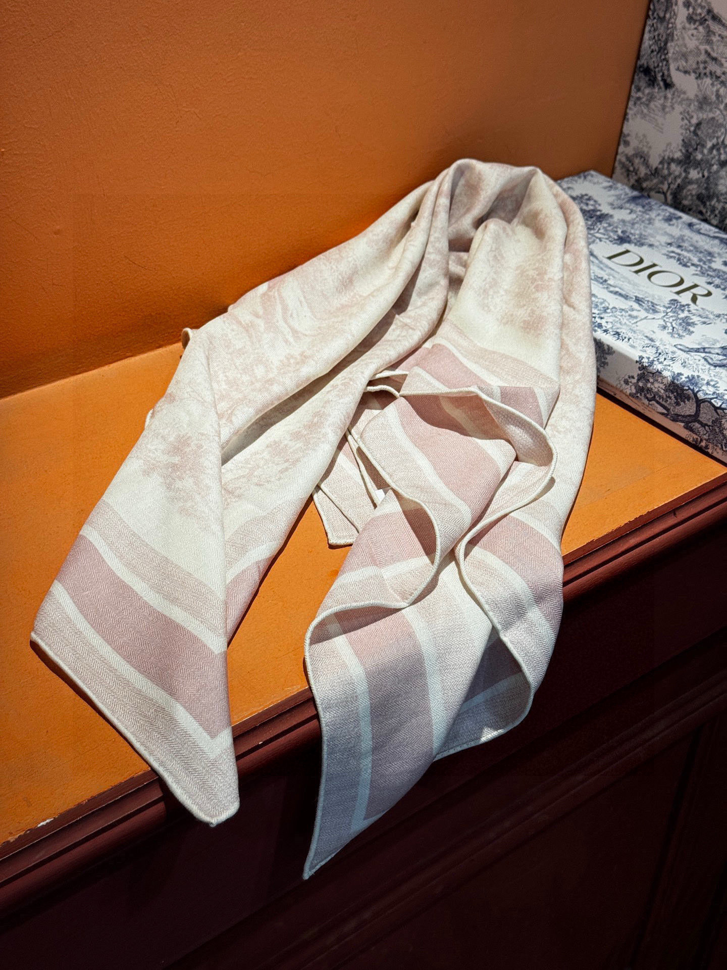 上新❤️ 𝐃𝐈𝐎𝐑 2025早春新款 《茹伊丛手绘方巾》size：110x110 cm 【双面同色丝绒方