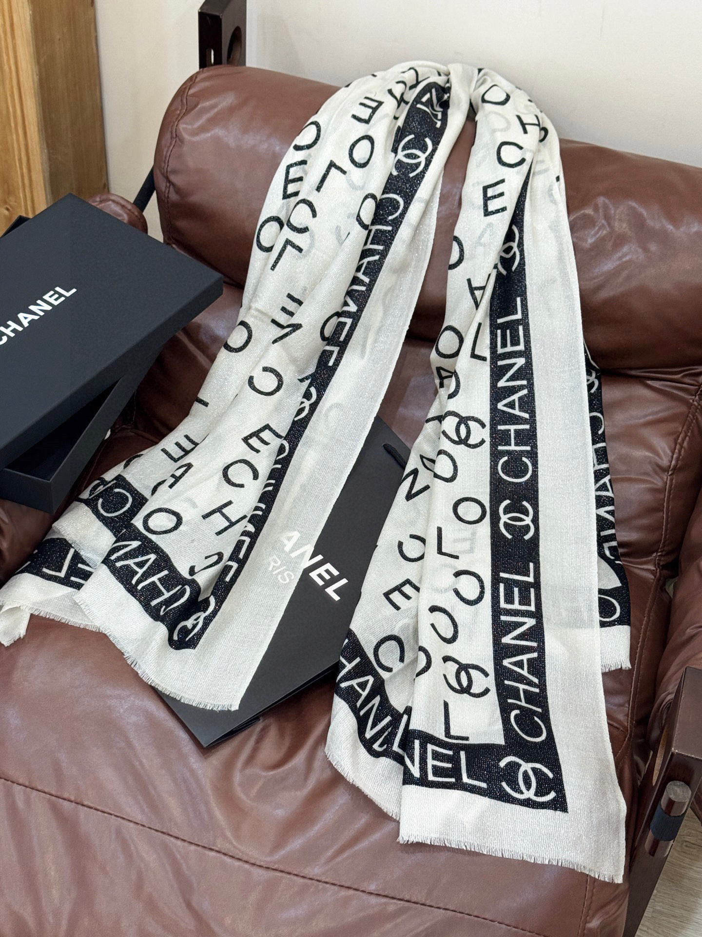 上新🌟 会发光发亮的围巾 💄💋新款客供银线💖羊绒面料长巾 😘美翻了[流泪]【银线双C图案】御用殿堂级极‼