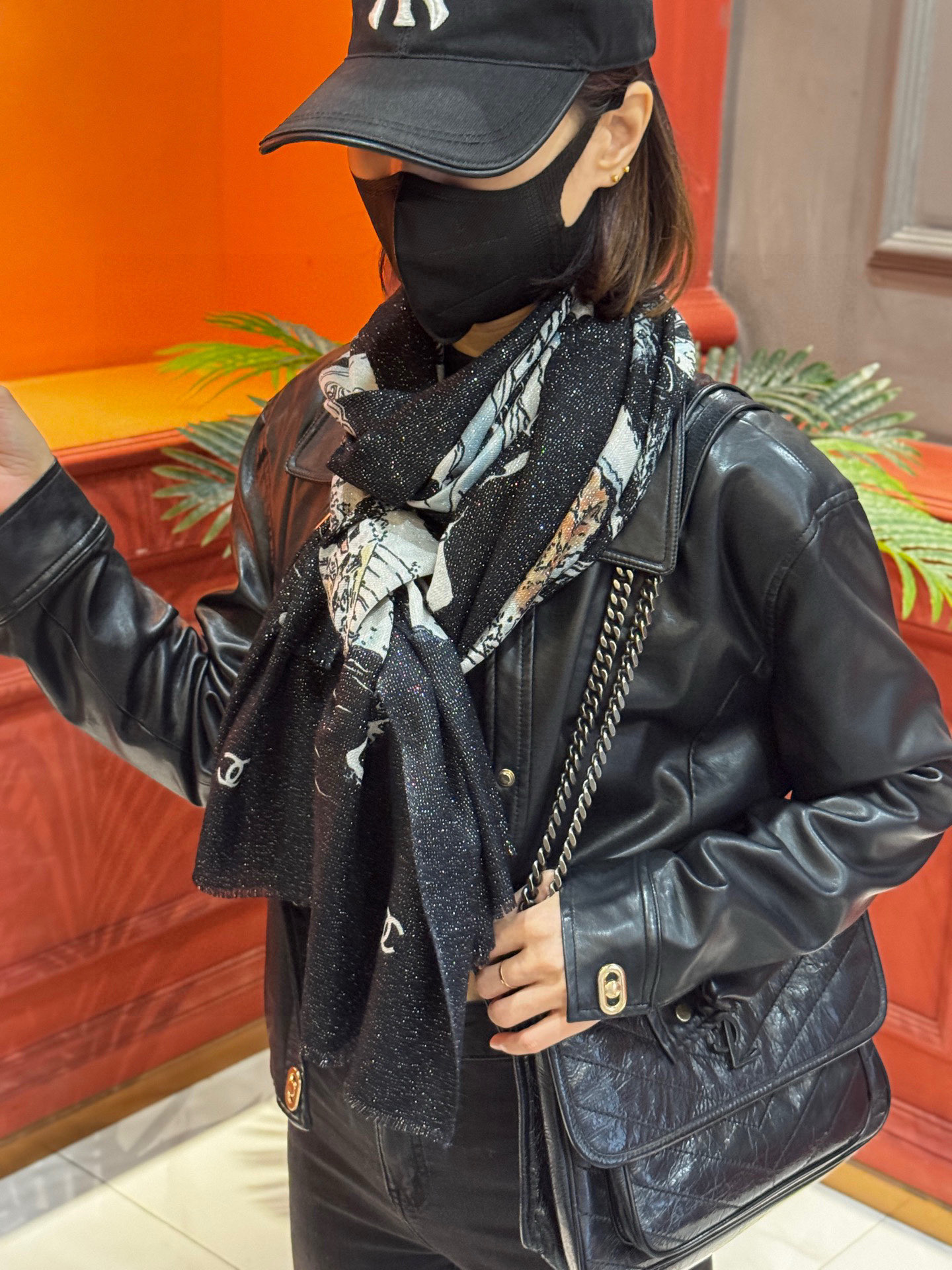 会发光发亮的围巾 2025秋冬高级成衣系列～Chanel 此系列谱写一曲自由轻灵的赞歌本系列作品创新演绎