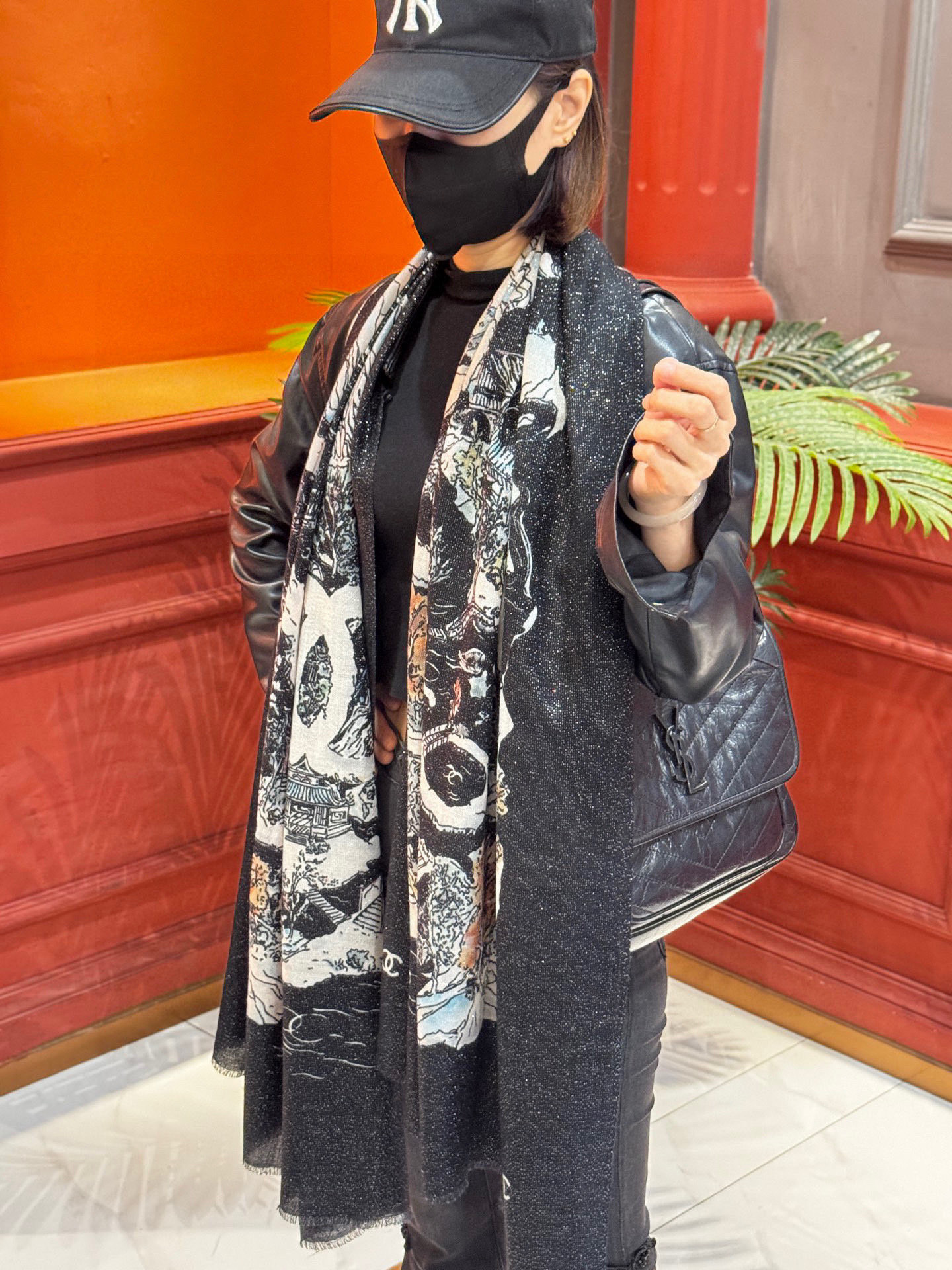 会发光发亮的围巾 2025秋冬高级成衣系列～Chanel 此系列谱写一曲自由轻灵的赞歌本系列作品创新演绎