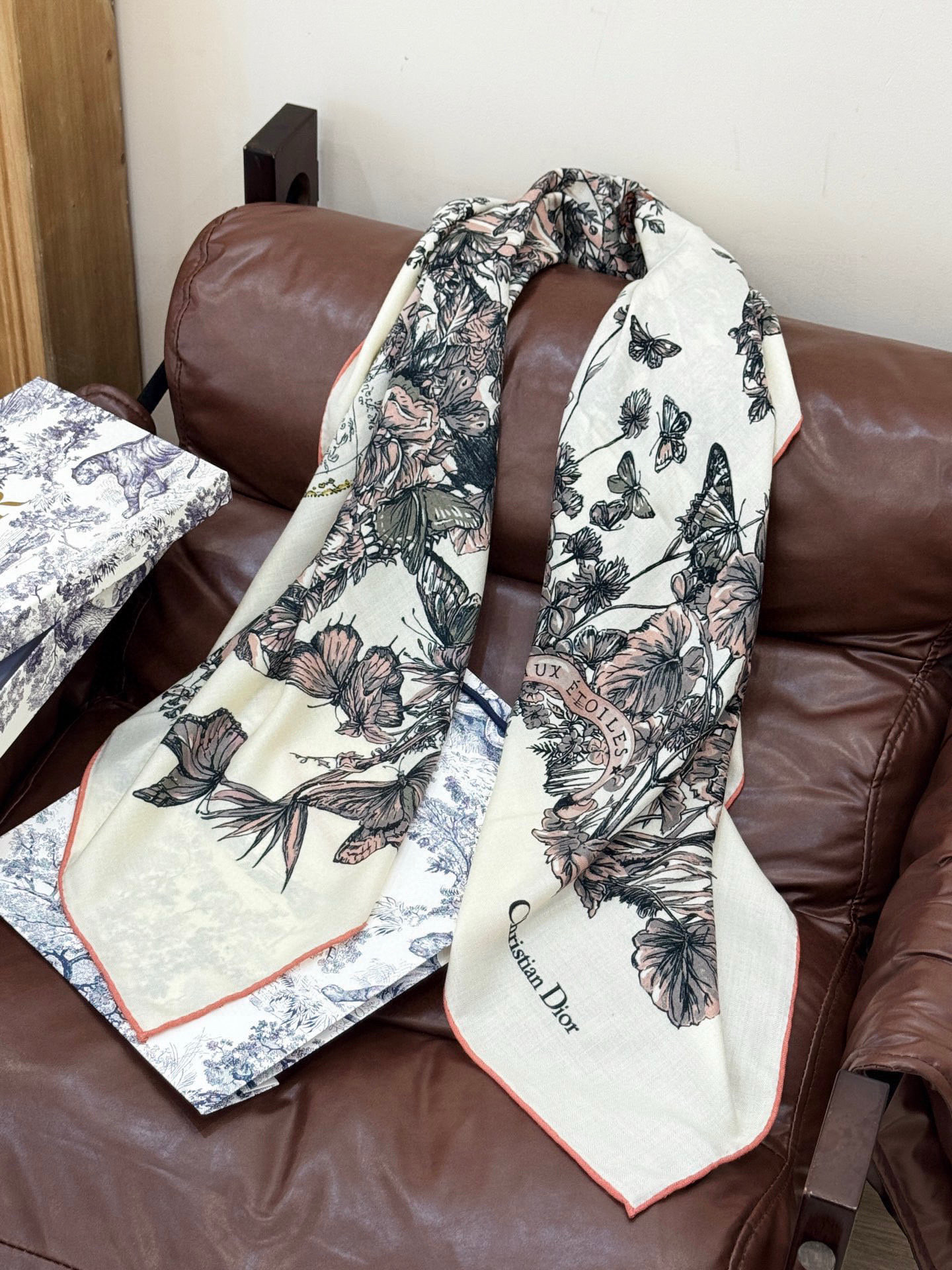 Dior 印花披肩【140顶级丝绒双面同色】Dior Camo PaPillon 图案这款披肩饰以 Di