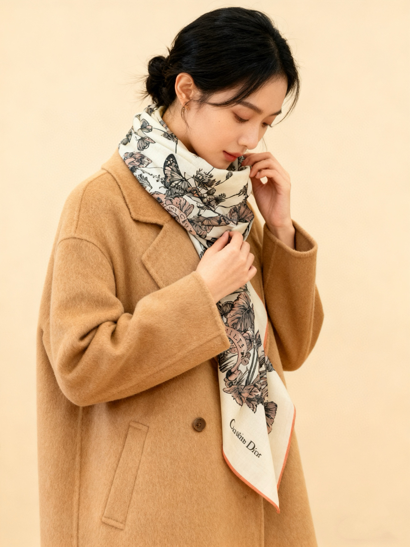 Dior 印花披肩【140顶级丝绒双面同色】Dior Camo PaPillon 图案这款披肩饰以 Di