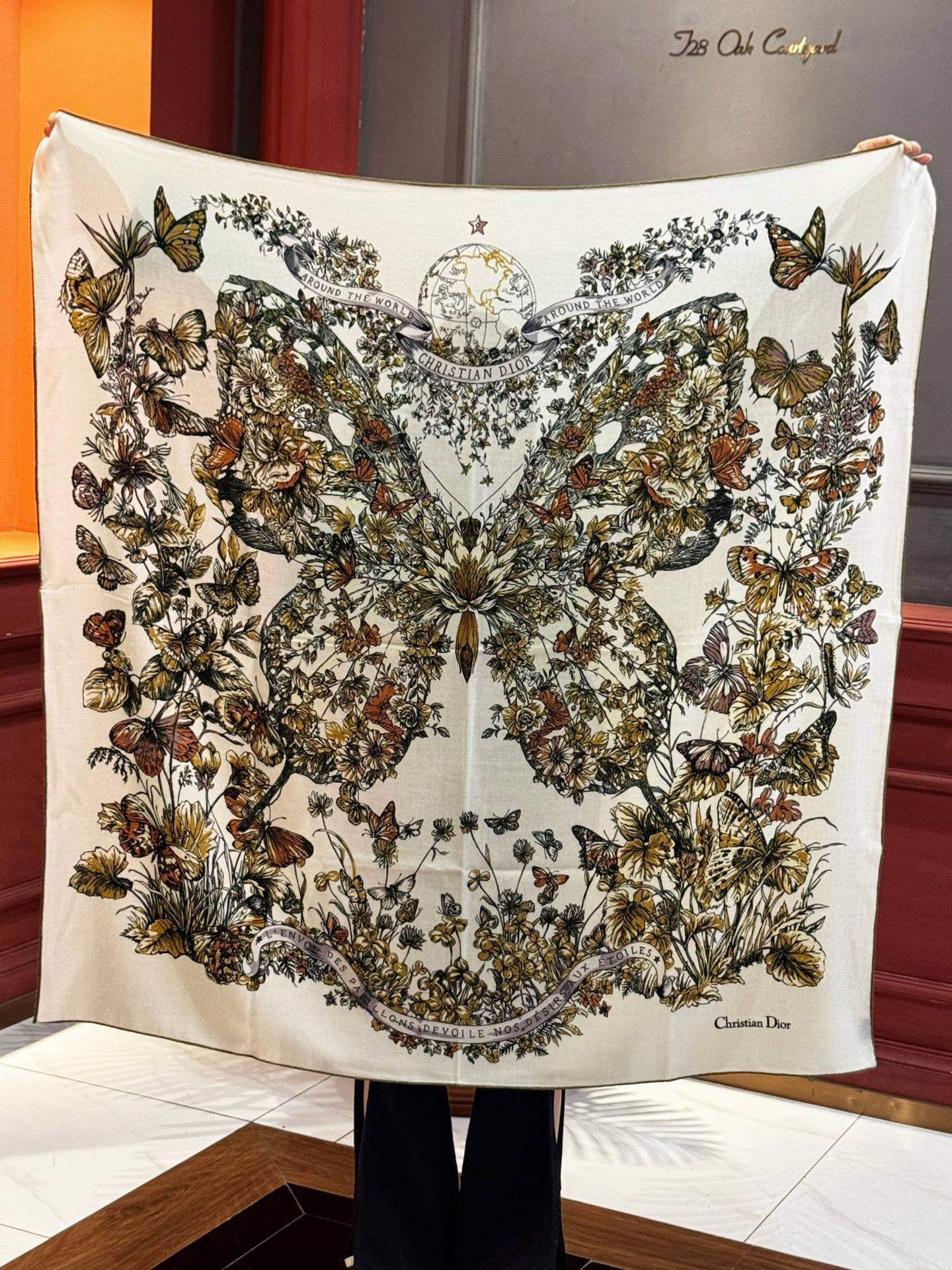 Dior 印花披肩【140顶级丝绒双面同色】Dior Camo PaPillon 图案这款披肩饰以 Di