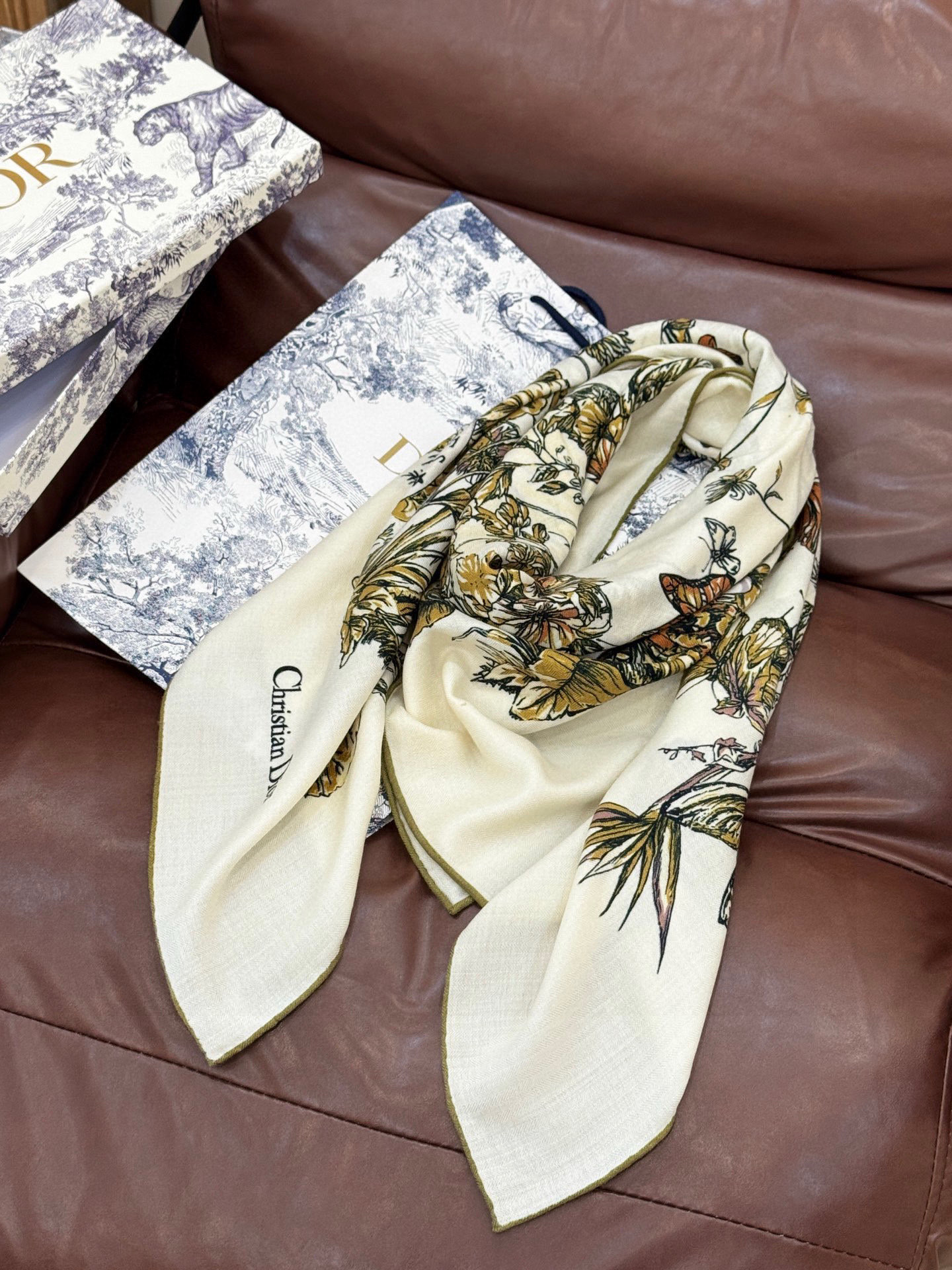 Dior 印花披肩【140顶级丝绒双面同色】Dior Camo PaPillon 图案这款披肩饰以 Di