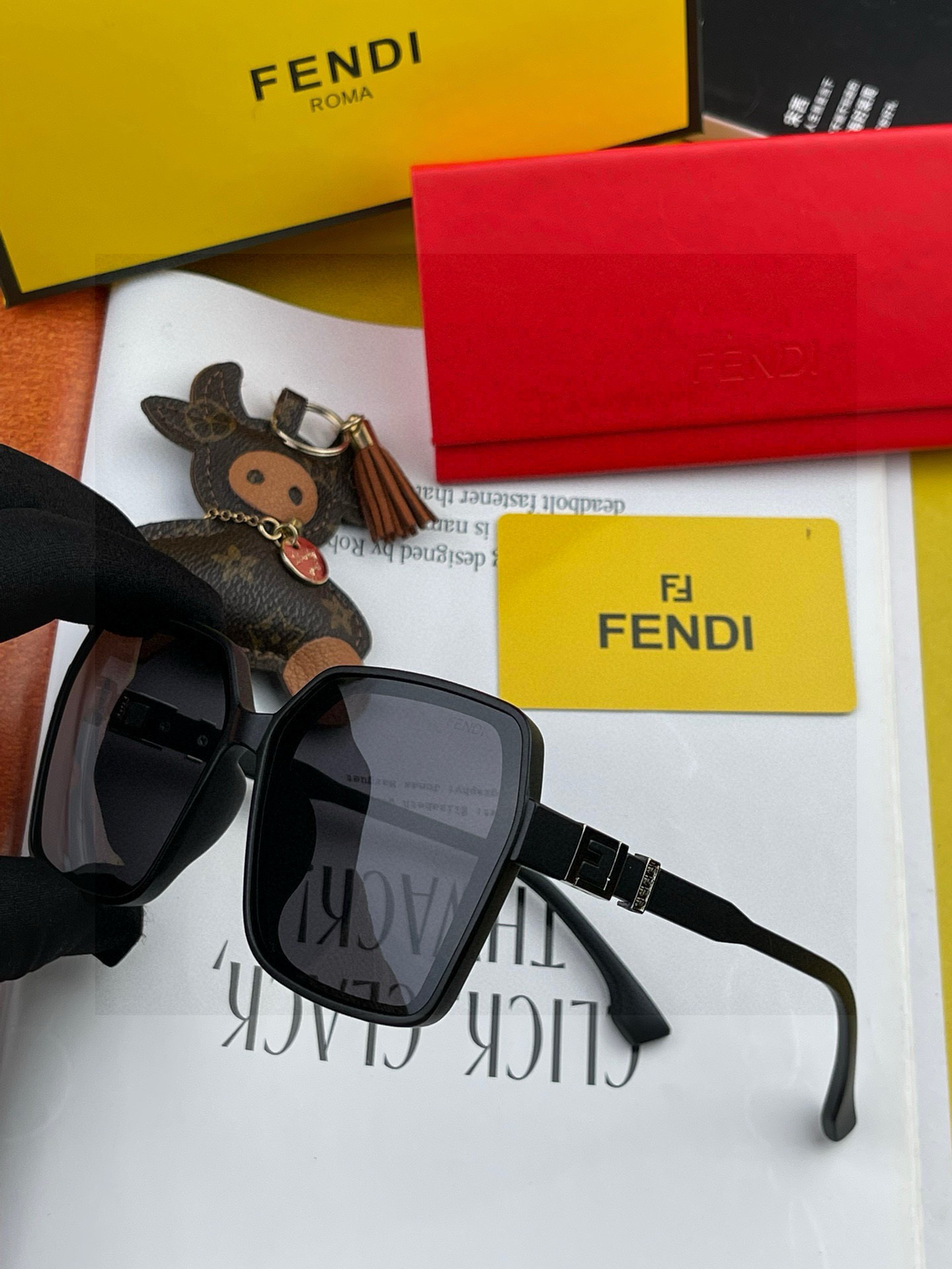 🔺 【芬迪】2025开春新款 潮流爆款 时尚方框偏光太阳镜 高品质 佩戴舒适 网红潮款墨镜 女士高清偏光