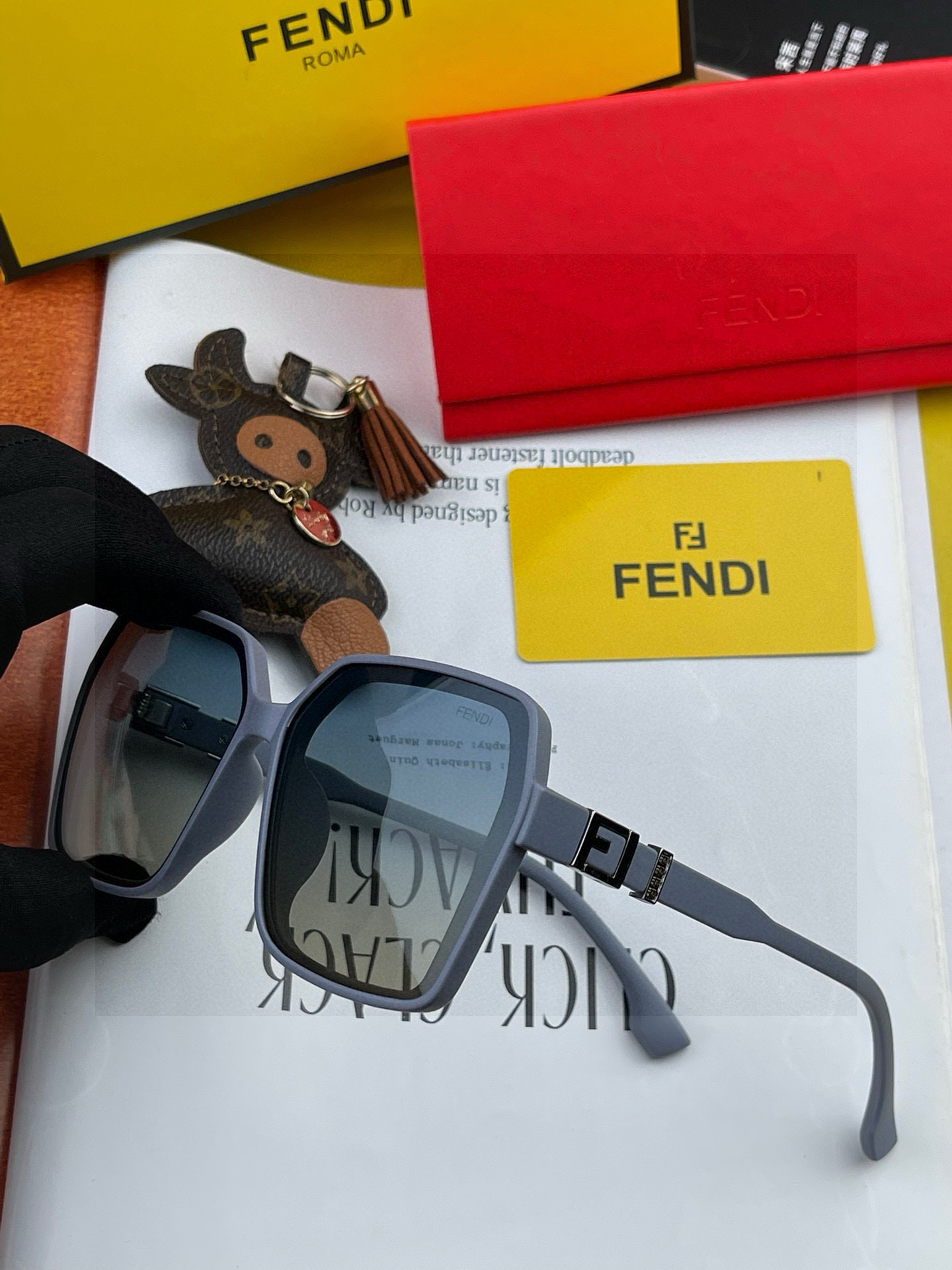 🔺 【芬迪】2025开春新款 潮流爆款 时尚方框偏光太阳镜 高品质 佩戴舒适 网红潮款墨镜 女士高清偏光