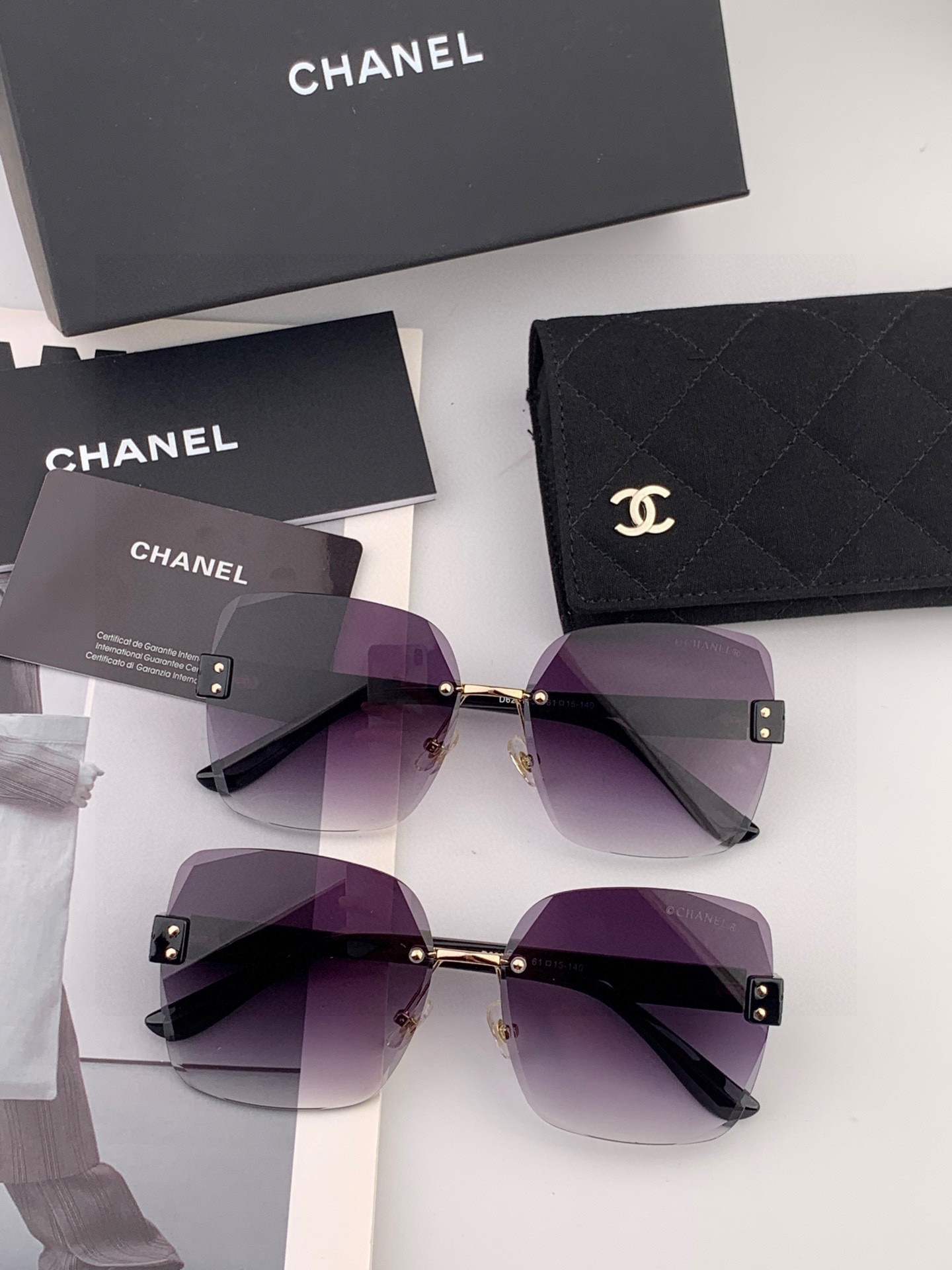 香奈儿 新款太阳镜太漂亮的款,爆到断货。镜片采用尼龙材质,透光度清晰的同时又保护眼睛,镜框采用环保无磁不