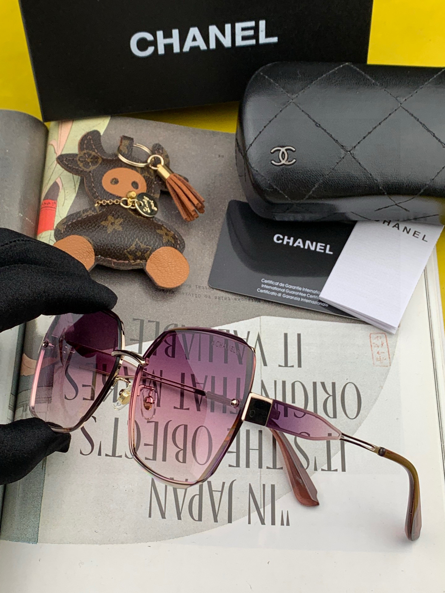 香奈儿 新款太阳镜太漂亮的款,爆到断货。镜片采用尼龙材质,透光度清晰的同时又保护眼睛,镜框采用环保无磁不