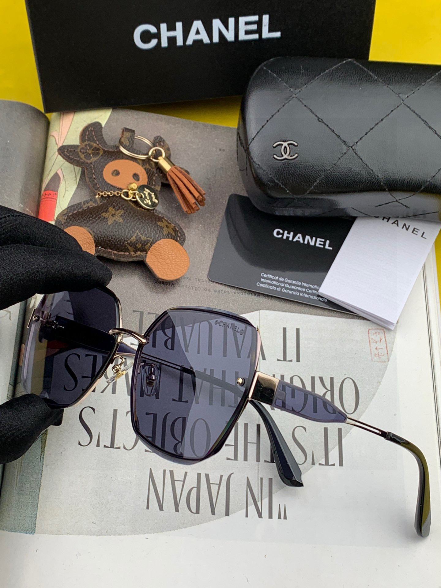 香奈儿 新款太阳镜太漂亮的款,爆到断货。镜片采用尼龙材质,透光度清晰的同时又保护眼睛,镜框采用环保无磁不