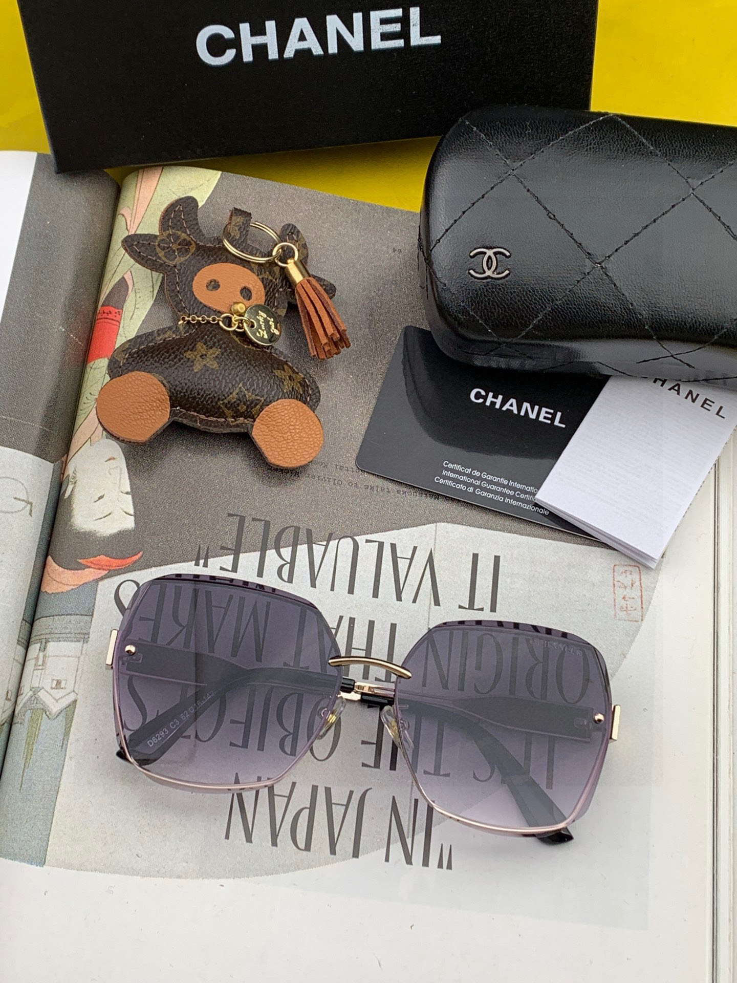 香奈儿 新款太阳镜太漂亮的款,爆到断货。镜片采用尼龙材质,透光度清晰的同时又保护眼睛,镜框采用环保无磁不