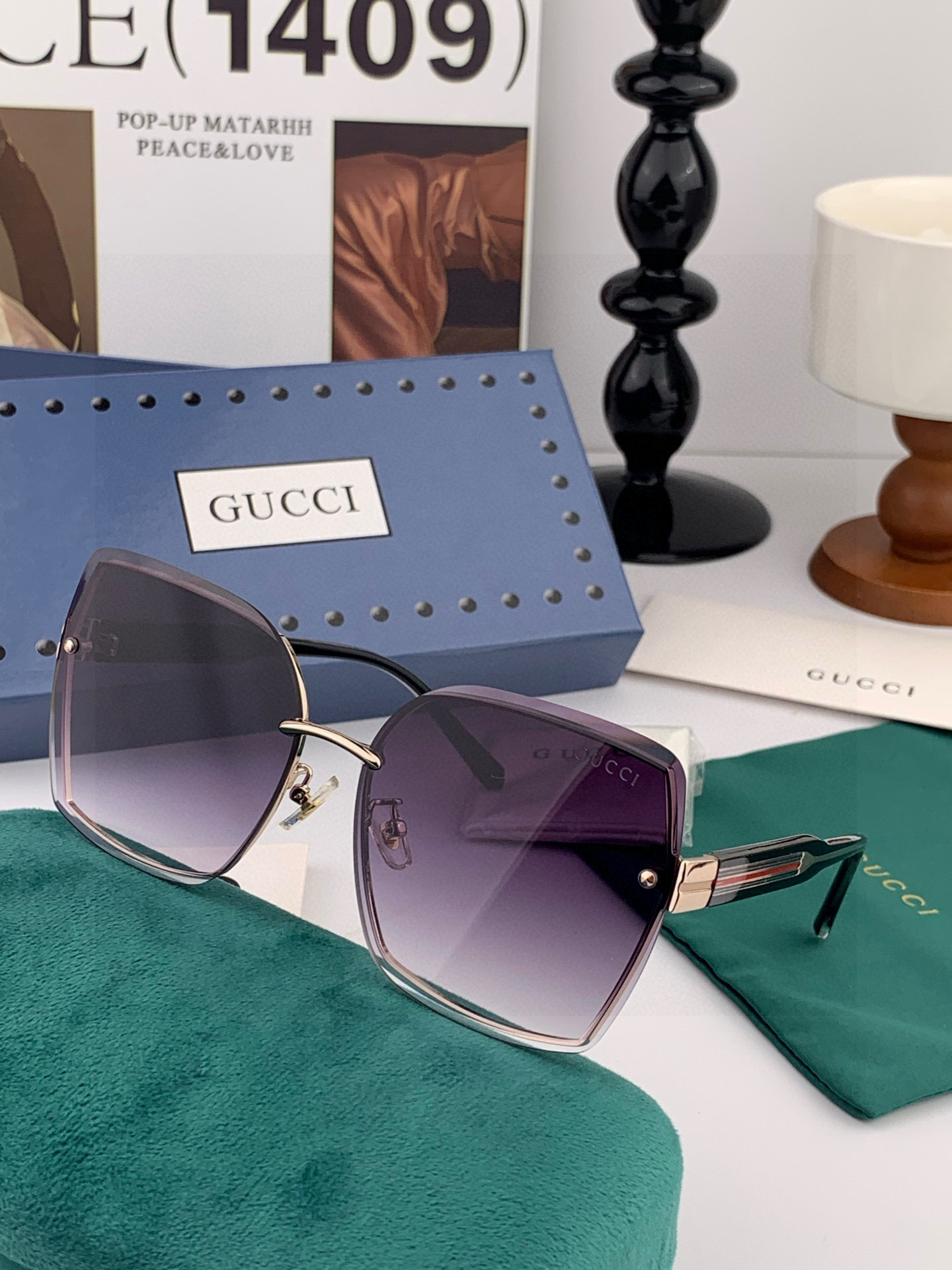 GUCC*新款太阳镜太漂亮的款,爆到断货。镜片采用尼龙材质,透光度清晰的同时又保护眼睛,镜框采用环保无磁