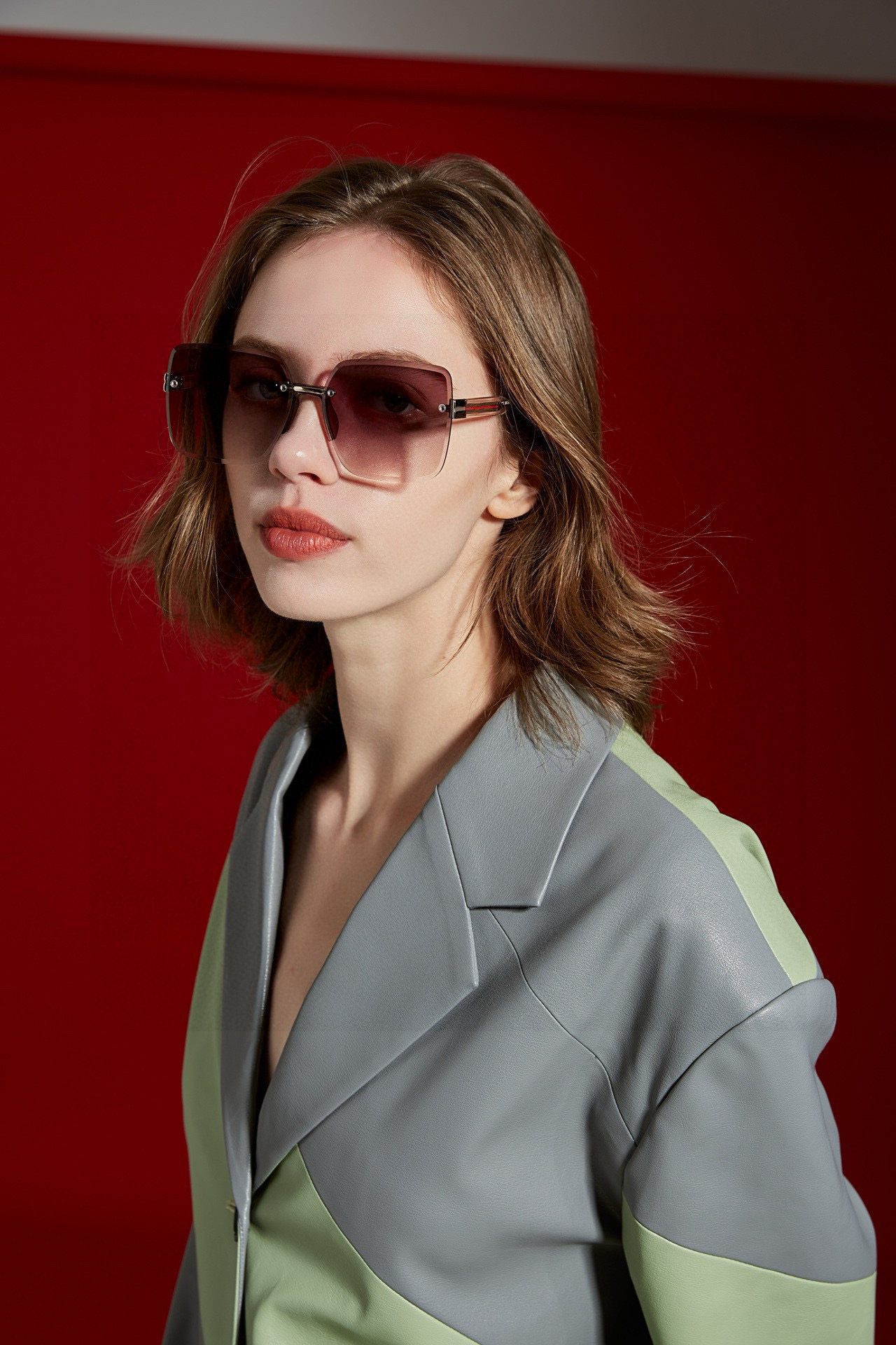 GUCC*新款太阳镜太漂亮的款,爆到断货。镜片采用尼龙材质,透光度清晰的同时又保护眼睛,镜框采用环保无磁