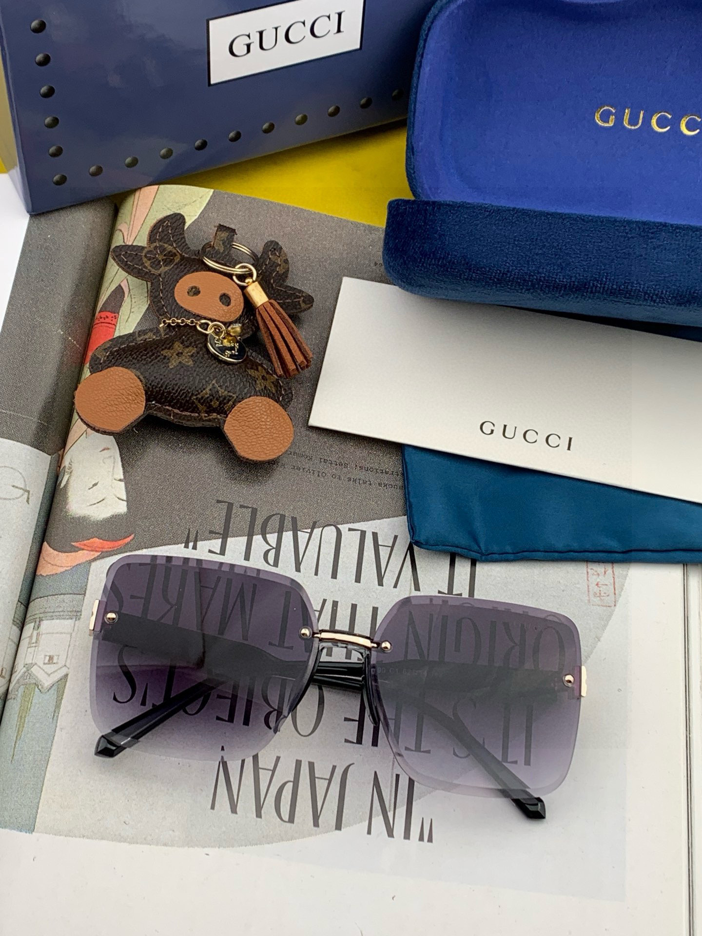 GUCC*新款太阳镜太漂亮的款,爆到断货。镜片采用尼龙材质,透光度清晰的同时又保护眼睛,镜框采用环保无磁