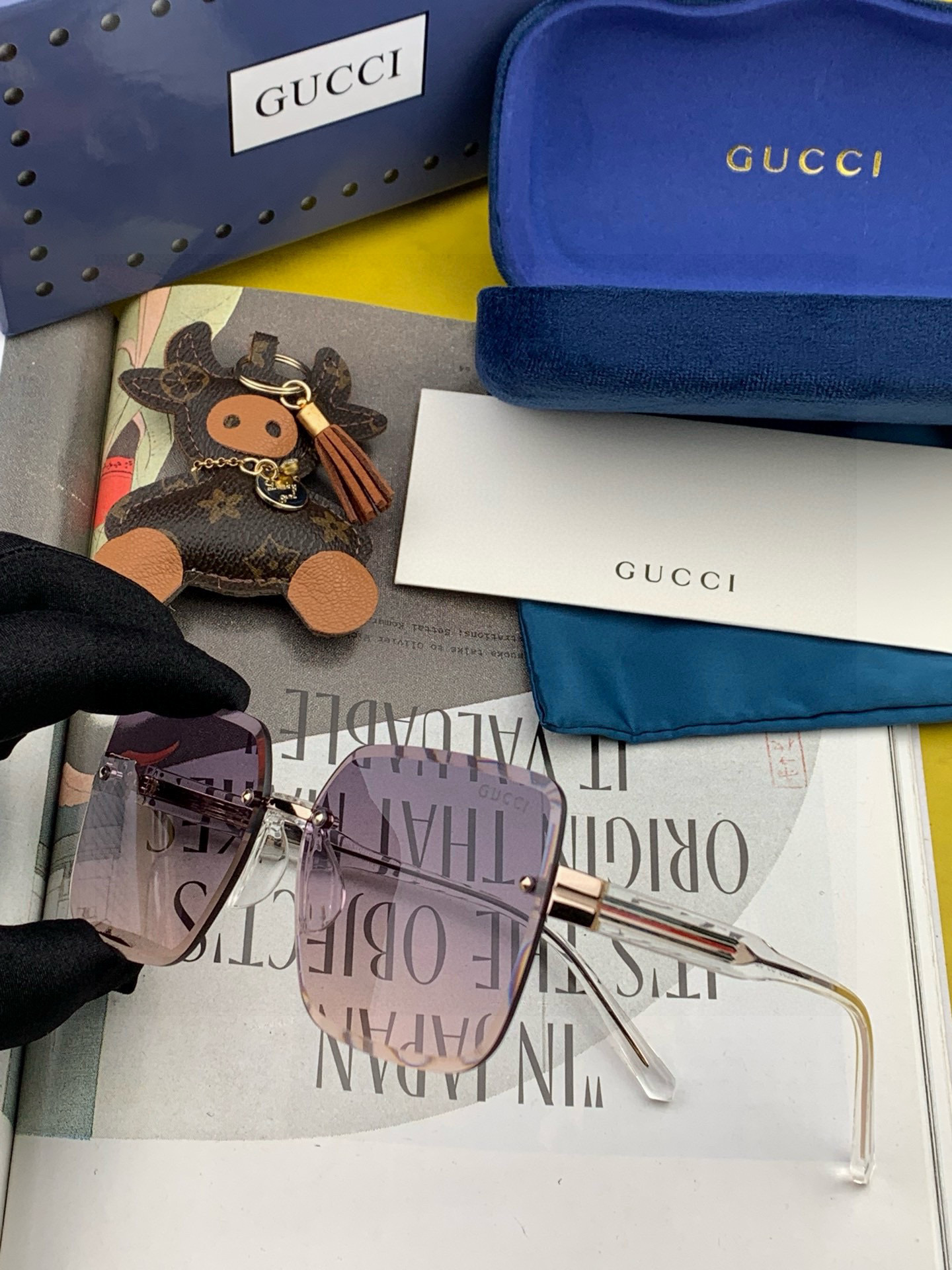 GUCC*新款太阳镜太漂亮的款,爆到断货。镜片采用尼龙材质,透光度清晰的同时又保护眼睛,镜框采用环保无磁