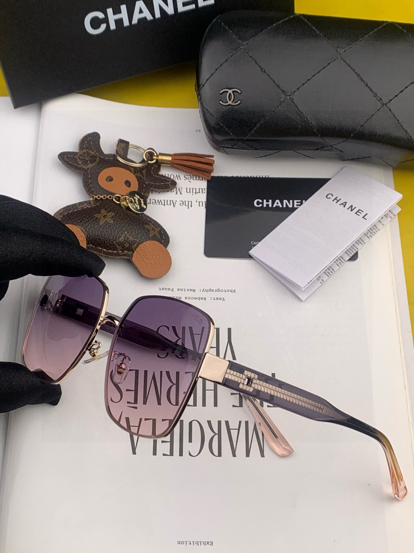 香奈儿新款太阳镜太漂亮的款,爆到断货。镜片采用尼龙材质,透光度清晰的同时又保护眼睛,镜框采用环保无磁不锈