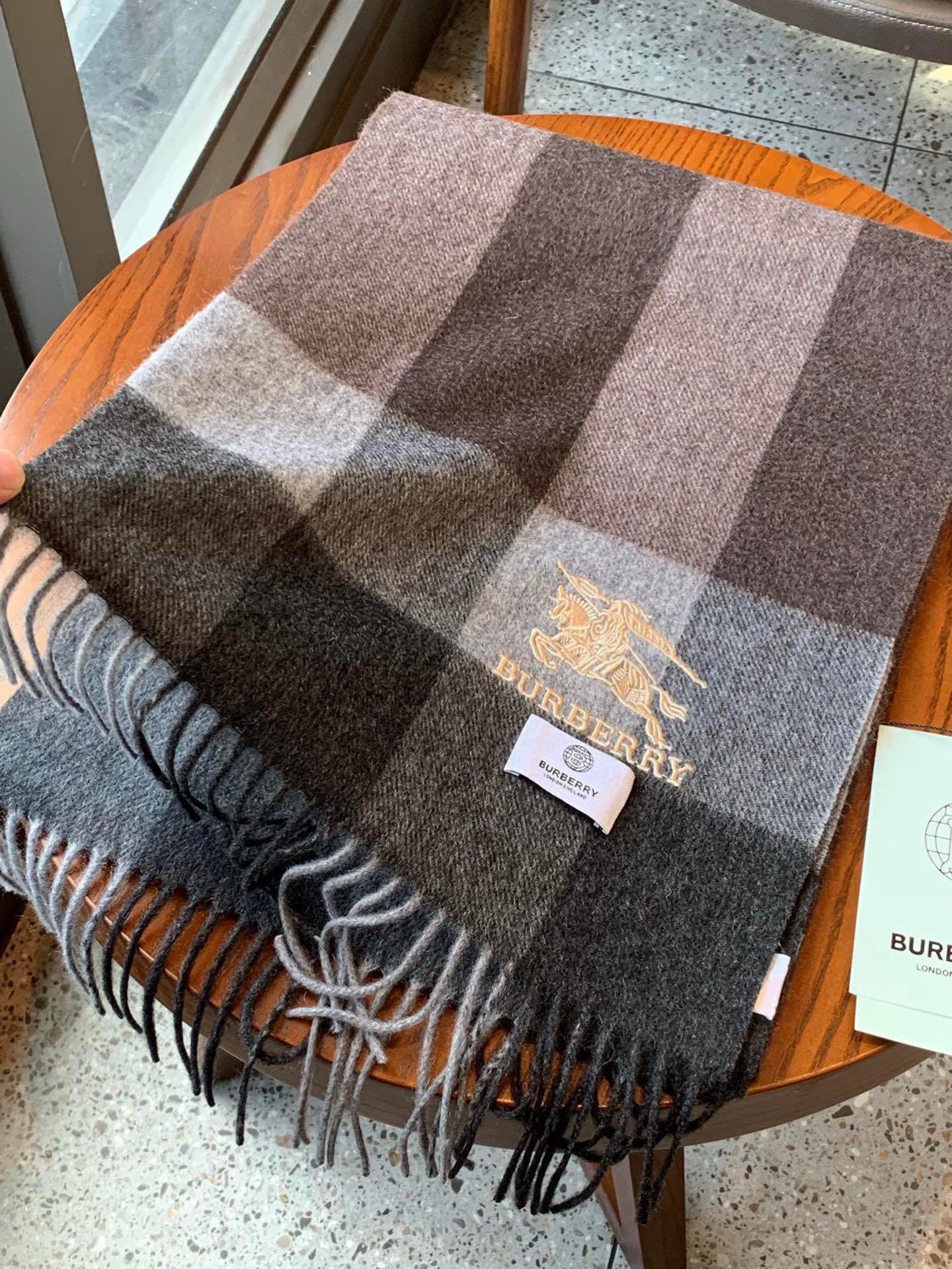 巴宝莉最新男士双色纯羊绒围巾👍我们的男款围巾且买且珍惜~~男款真的很少，一年也就出几款，都是出口订单所以