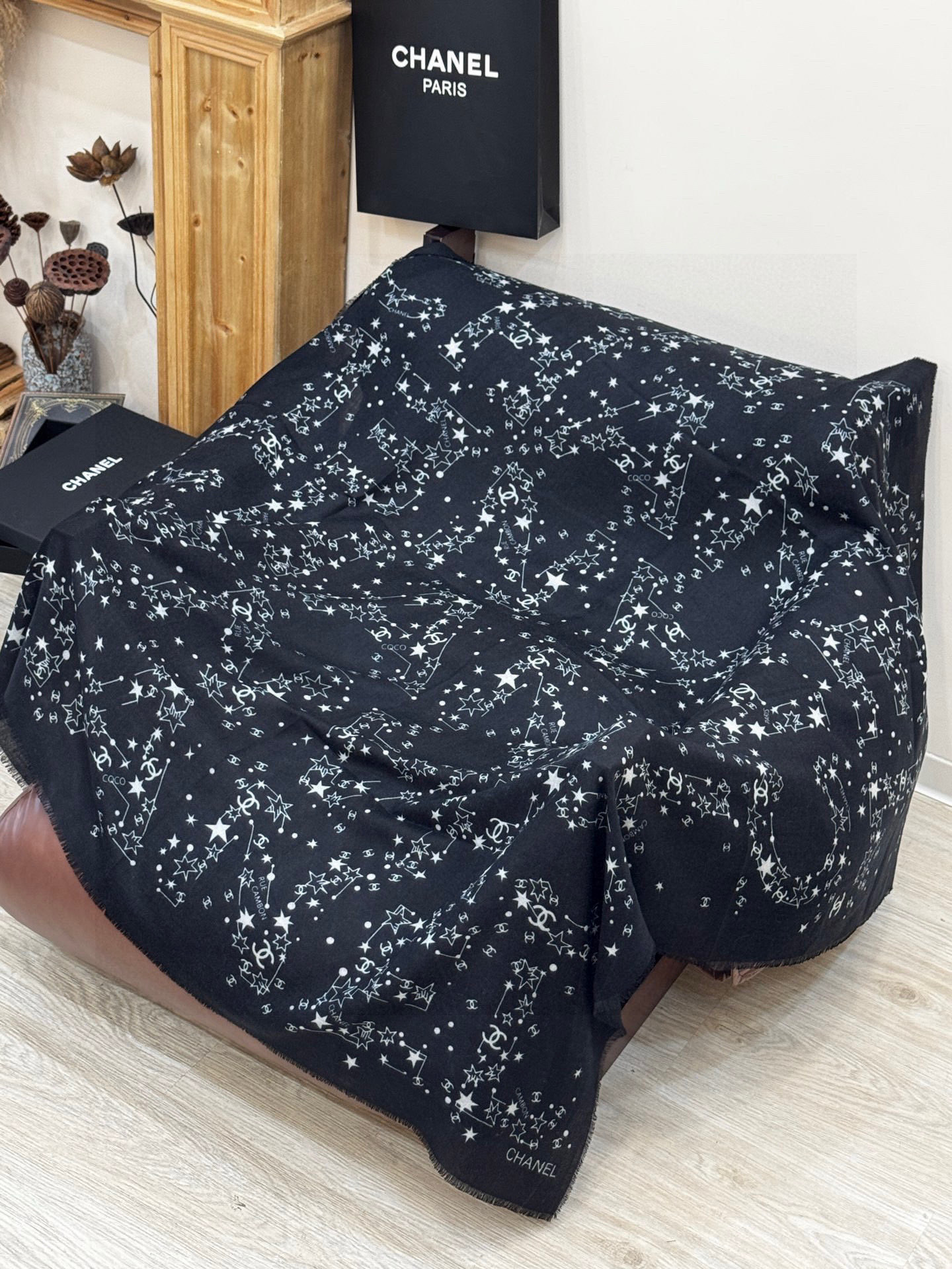 𝑪𝒉𝒂𝒏𝒆𝒍 • 25𝑪《星星物语》四季披肩黑色！Size：140x140cm 100%羊绒轻盈柔软，亲