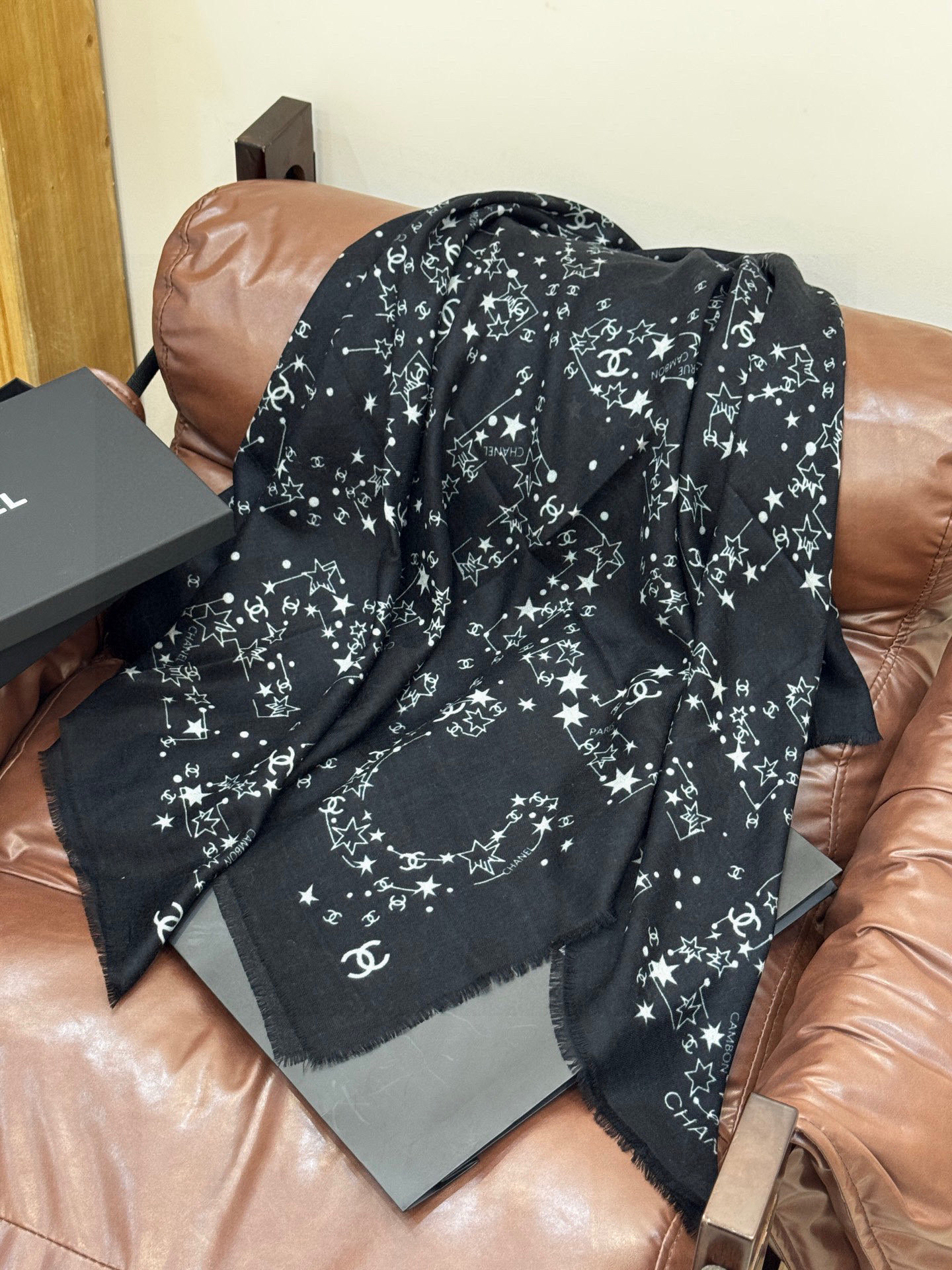 𝑪𝒉𝒂𝒏𝒆𝒍 • 25𝑪《星星物语》四季披肩黑色！Size：140x140cm 100%羊绒轻盈柔软，亲