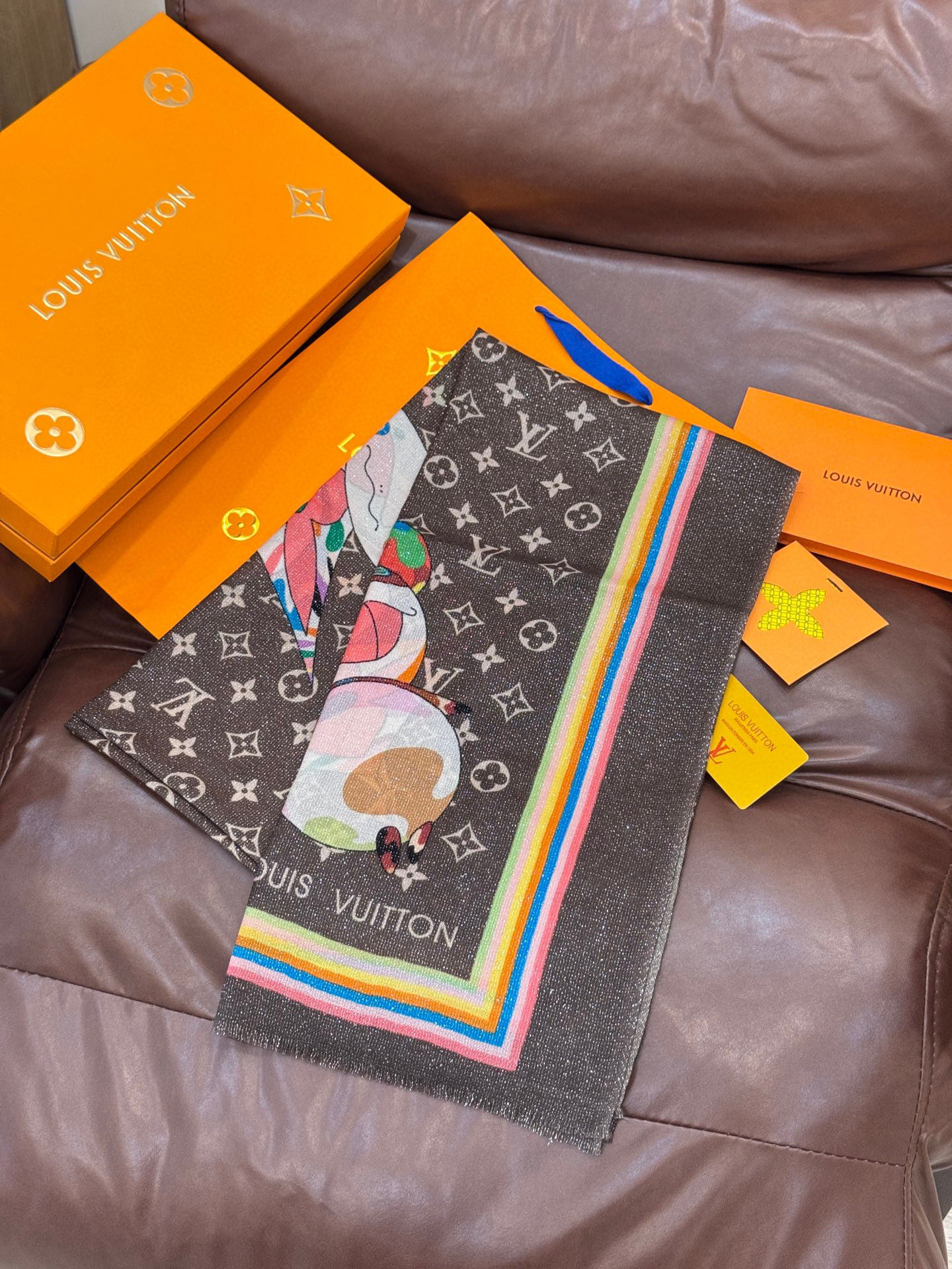 会发光发亮的围巾LV x TM Monogram SuPerflat Characters 丝绒方巾出自