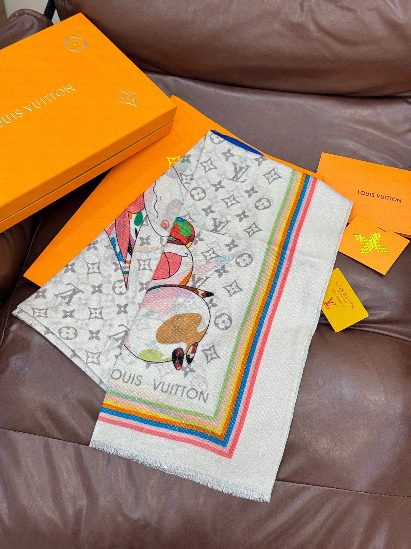 会发光发亮的围巾LV x TM Monogram SuPerflat Characters 丝绒方巾出自