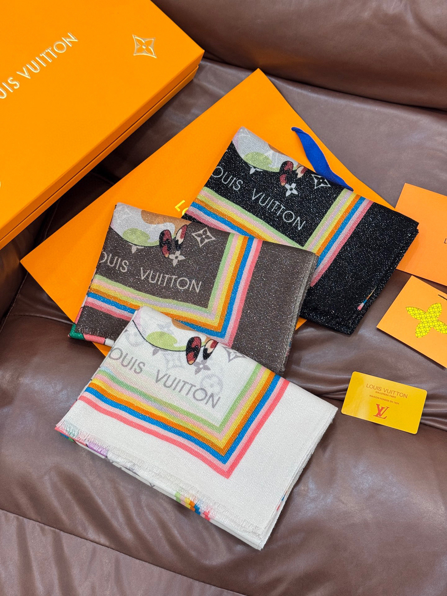 会发光发亮的围巾LV x TM Monogram SuPerflat Characters 丝绒方巾出自